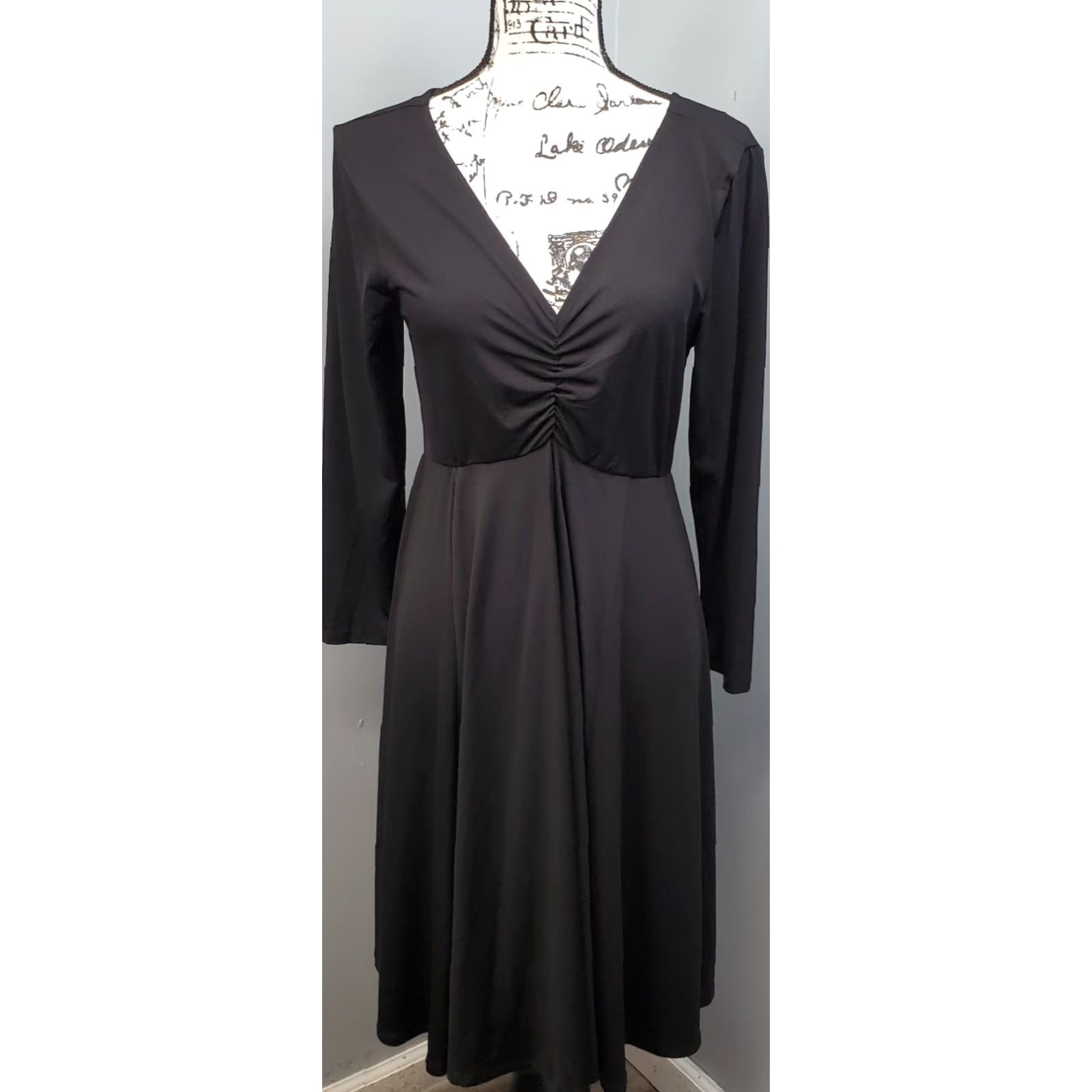 Torrid Torrid Silky Dress Women 00 Black Empire Waist Pleated V-Neck Knee Length Dress Size L / US 10 / IT 46 - 2 Thumbnail