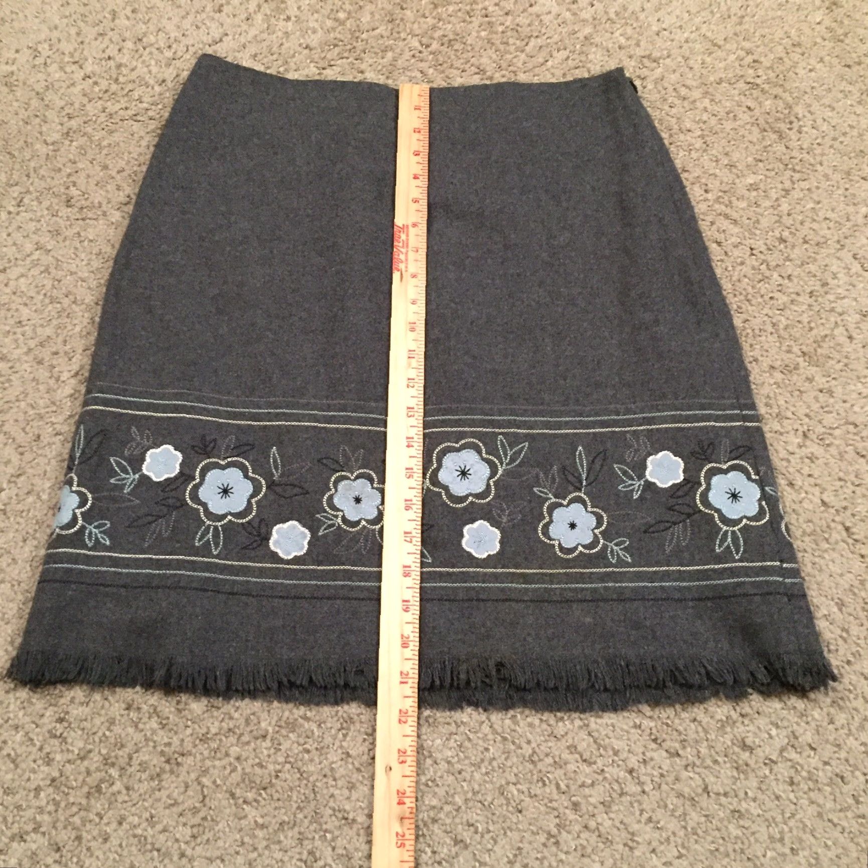 Vintage Dressbarn Skirt Knee Length Gray Floral Embroidered Lined Wool Blend Size 10 Women Fashion Dressbarn Shirt No*/ Size 32" / US 10 / IT 46 - 4 Thumbnail