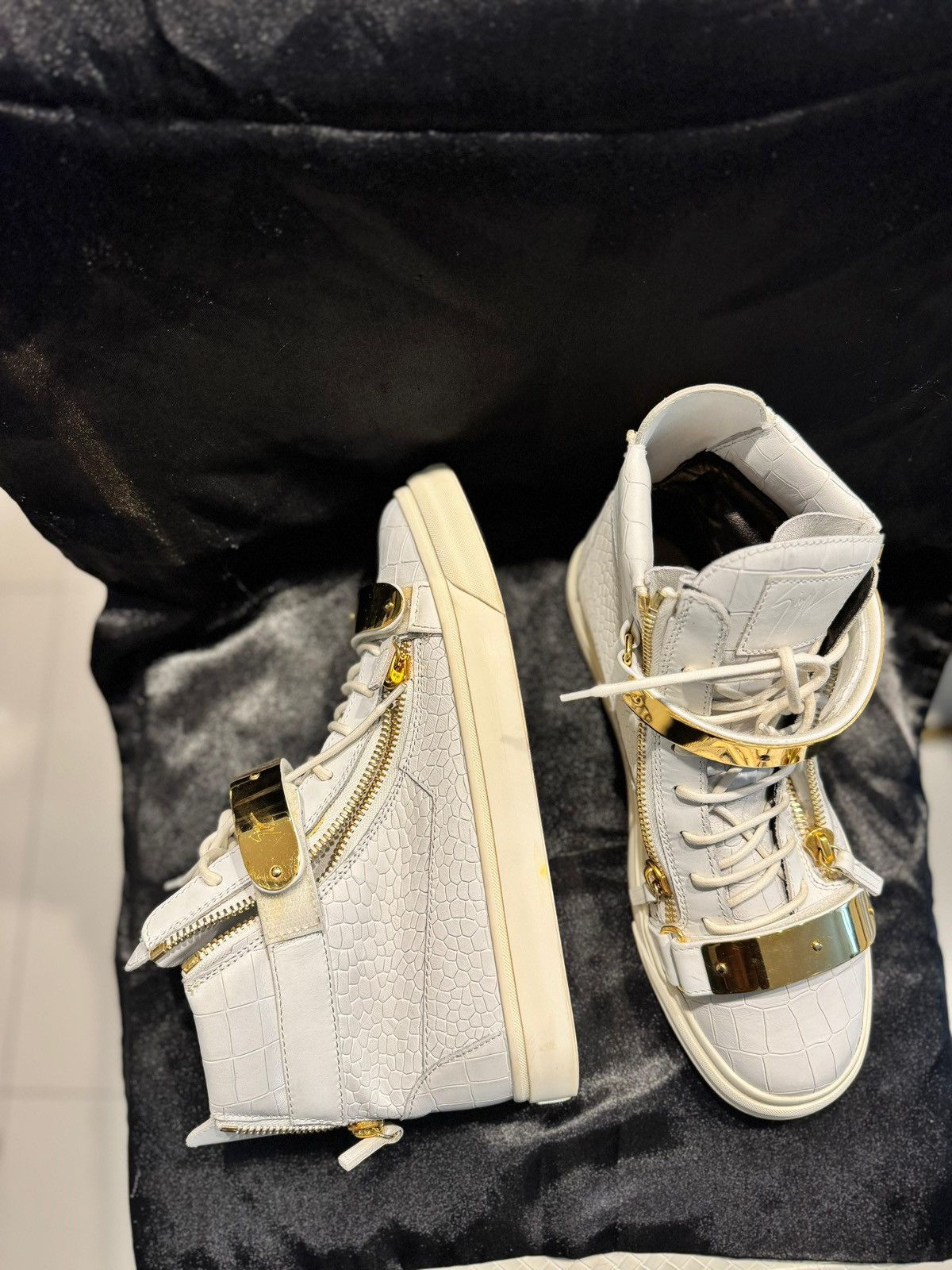 Giuseppe Zanotti Giuseppe Zanotti White High-Top Sneakers with Gold Hardware Size US 10.5 / EU 43-44 - 8 Thumbnail
