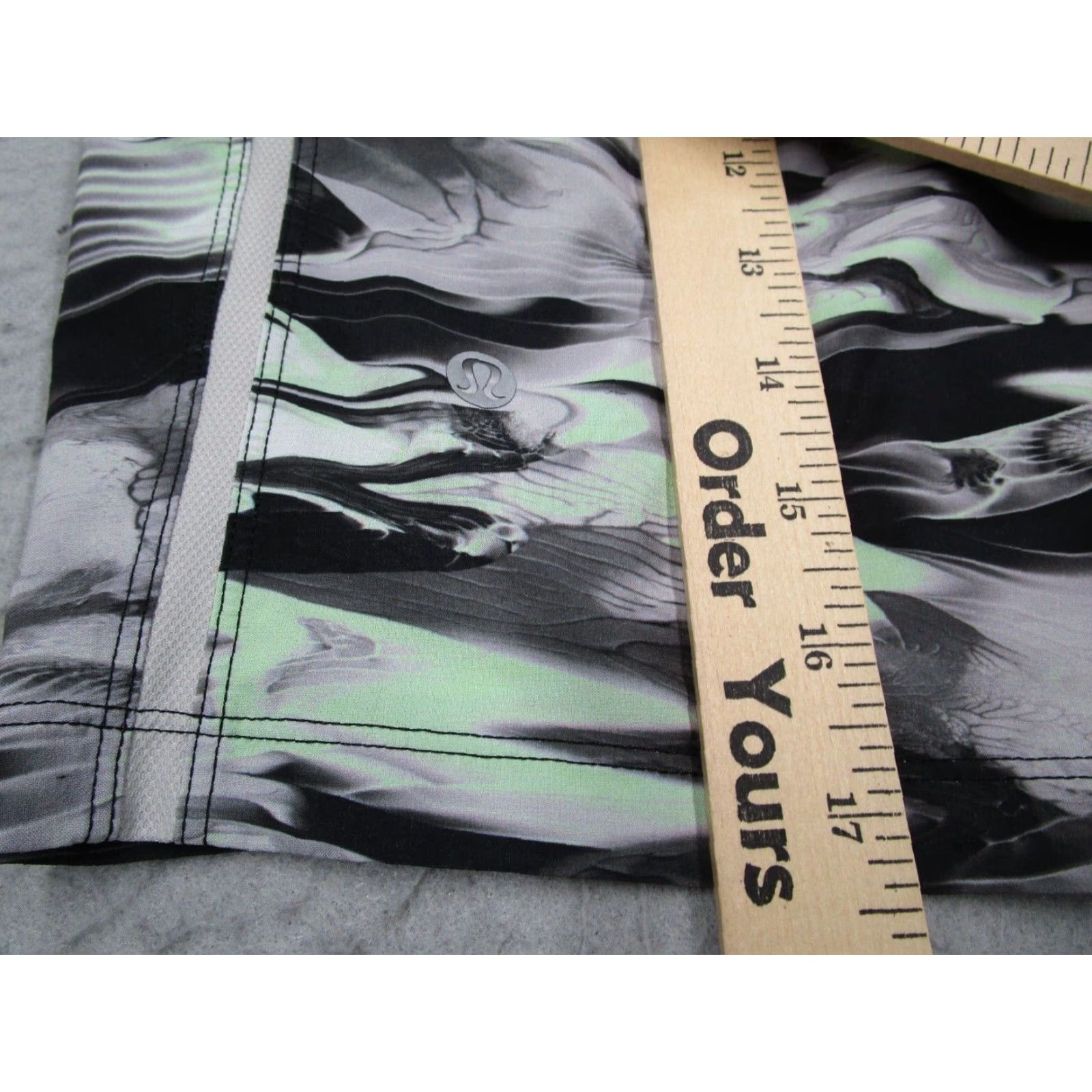 Lululemon Lululemon Shorts Men Medium Green 7" Inseam Drawstring Pockets Unlined Polyester Blend Classic Fit Casual Beach City 90s? No, avoid. Size US 31 - 5 Thumbnail