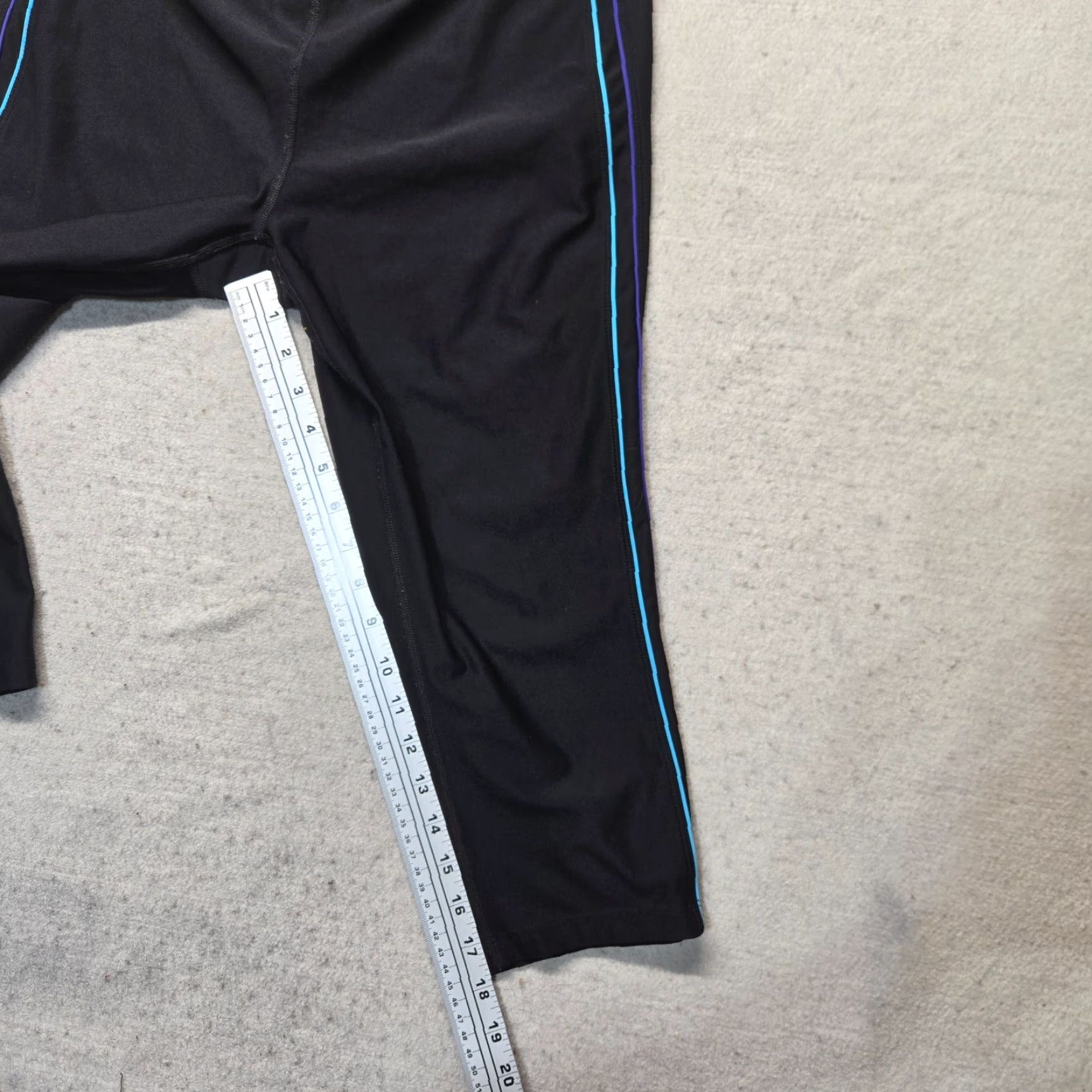 Vintage Xersion Fitted Capri Yoga Pants w/Rear Pocket Black with Blue Trim Medium Womens Size 32" / US 10 / IT 46 - 5 Thumbnail
