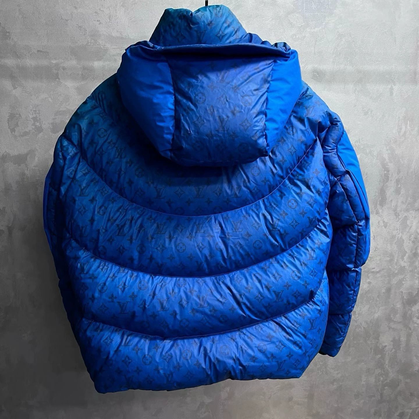 Louis Vuitton louis vuitton blue logo puffer jacket Size US L / EU 52-54 / 3 - 6 Thumbnail