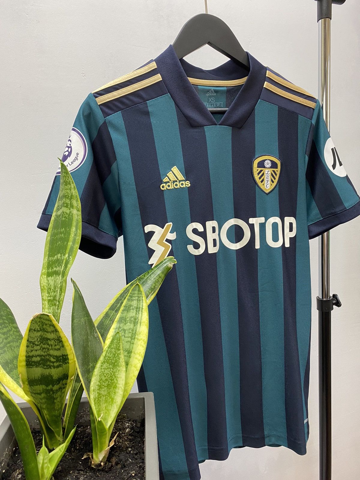 Adidas LEEDS UNITED 2020 2021 AWAY FOOTBALL SOCCER JERSEY ADIDAS Size US XS / EU 42 / 0 - 3 Thumbnail