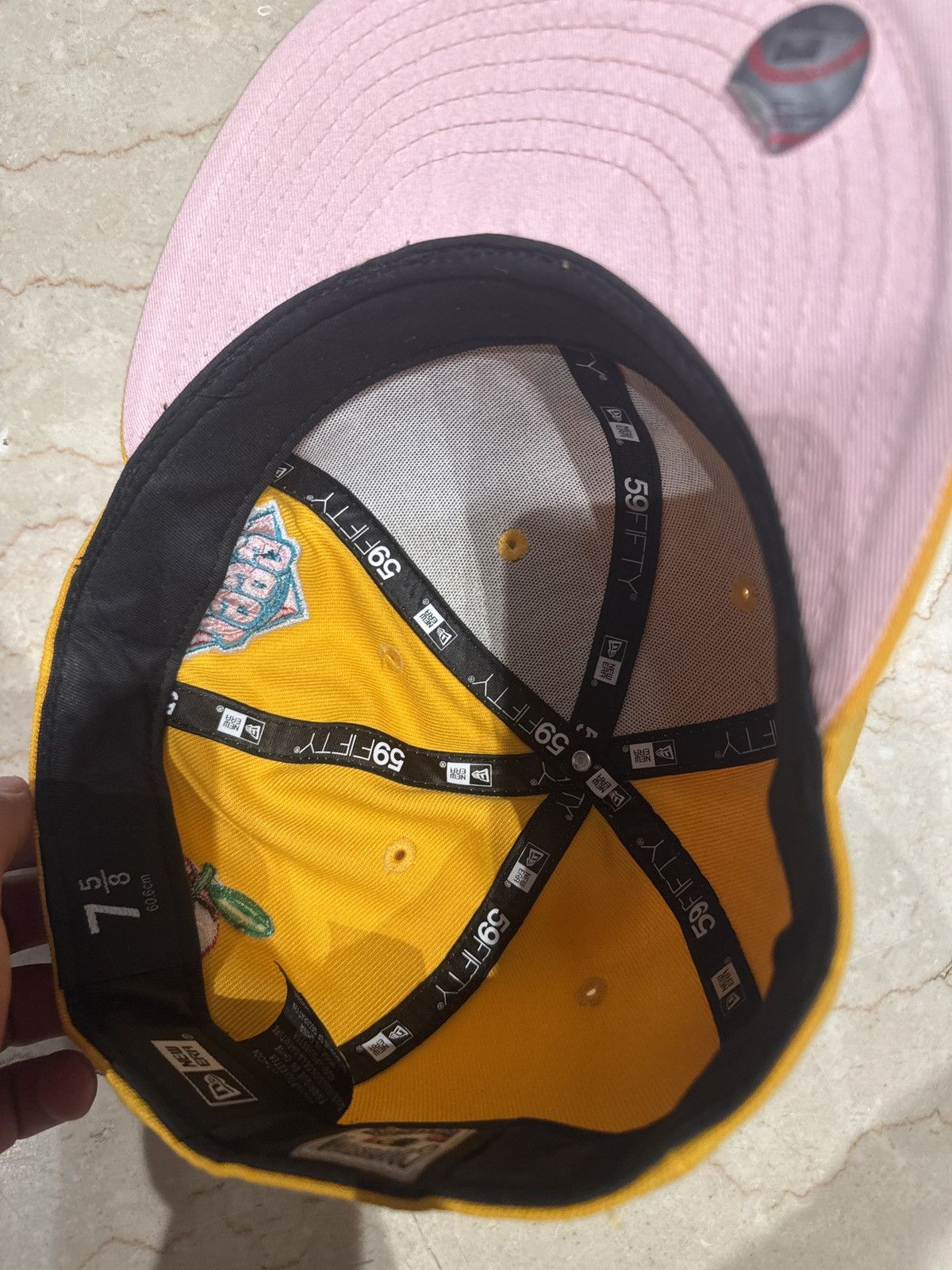 New Era Yankees Yellow Fitted Pink Brim 1999 World Series edition Size ONE SIZE - 5 Thumbnail