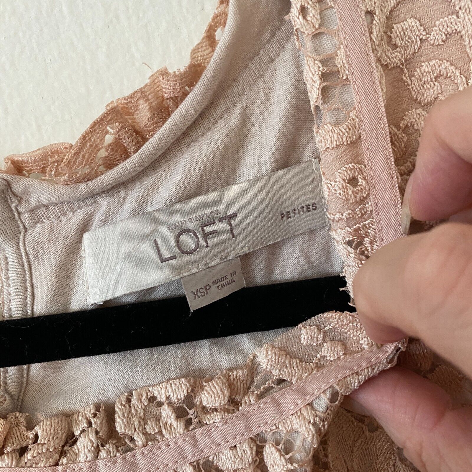 Other LOFT Rose Floral Lace Lined Sleeveless Blouse Key Hole XSP Size XS / US 0-2 / IT 36-38 - 7 Thumbnail