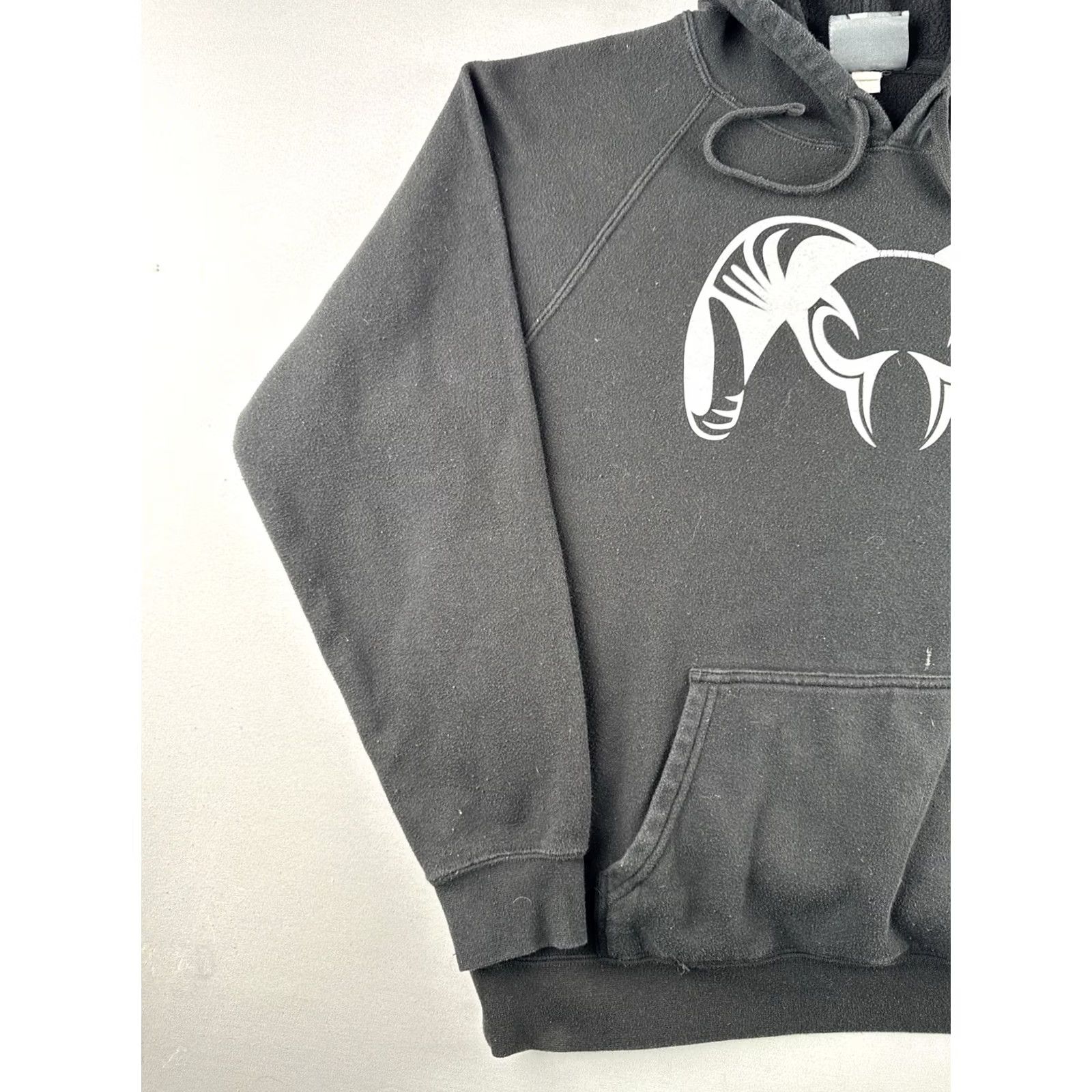 Logo 7 KUIU Hoodie Black Ram Logo Graphic Print Pullover Outdoor Performance Size L Men Regular Hooded Pockets Front Kangaroo Logo Size US L / EU 52-54 / 3 - 2 Thumbnail