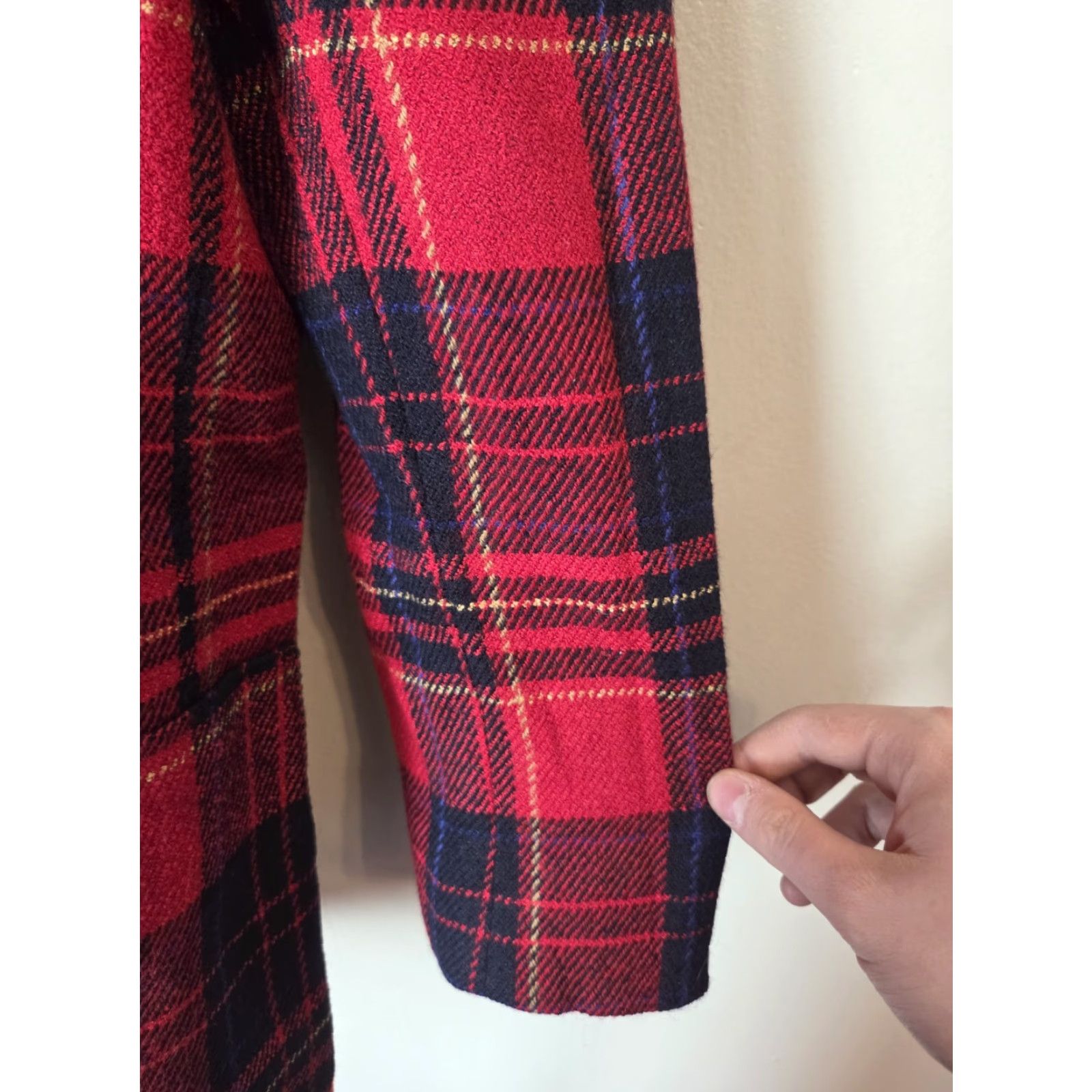 Liz Claiborne VINTAGE Liz Claiborne Blazer Jacket Wool Blend Red Plaid Five-Button Gold Button Classic 6 Womens Mens? Size M / US 6-8 / IT 42-44 - 4 Thumbnail