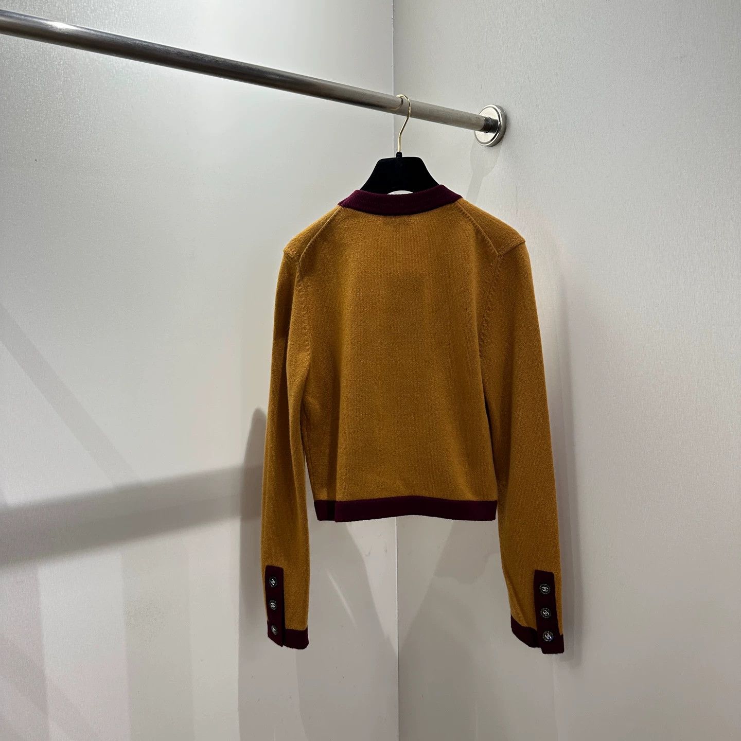 Chanel Chanel may326 21K Orange Cashmere Cardigan 36 Size XS / US 0-2 / IT 36-38 - 2 Thumbnail