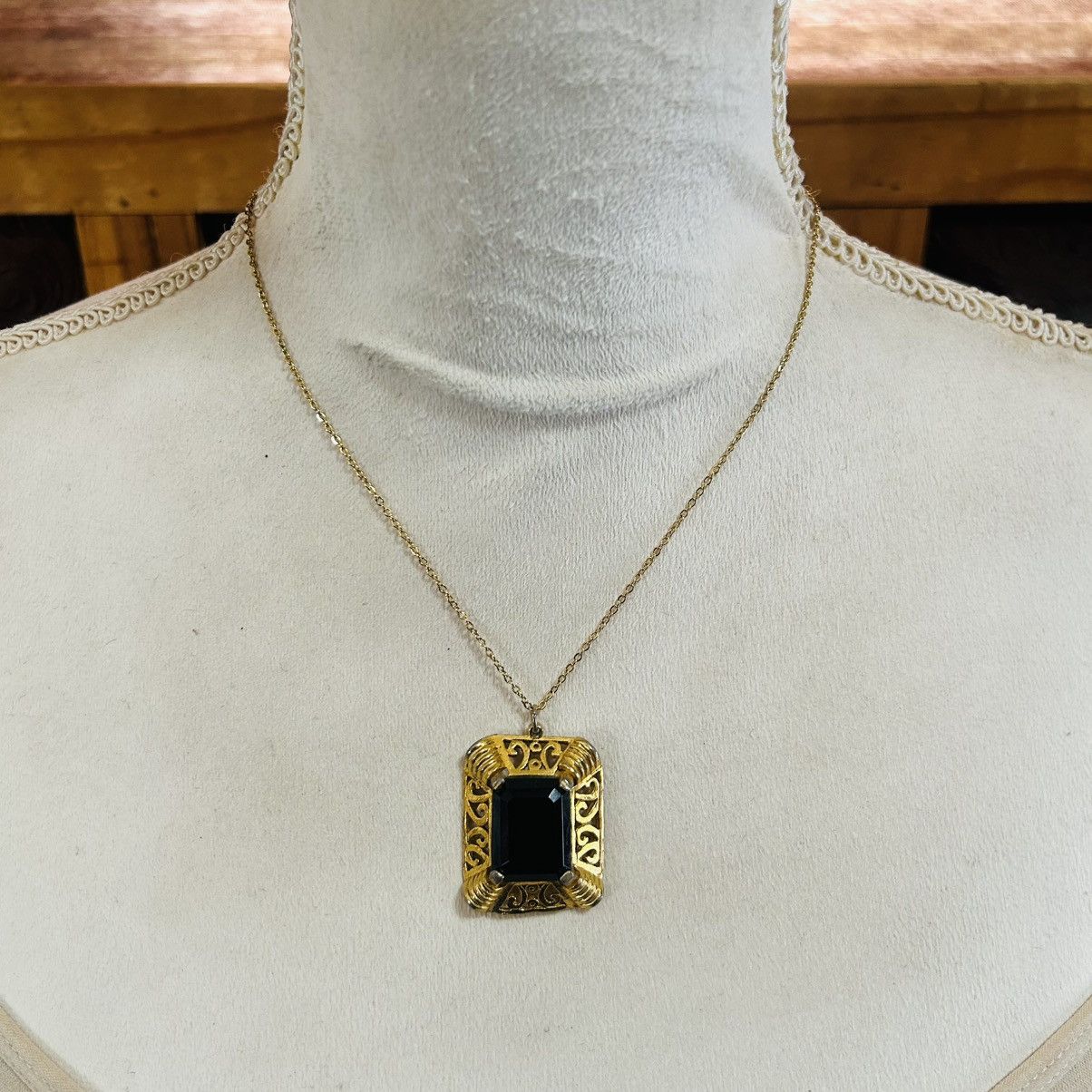 Vintage Vintage emerald cut black glass filigree pendant necklace Size ONE SIZE - 3 Thumbnail
