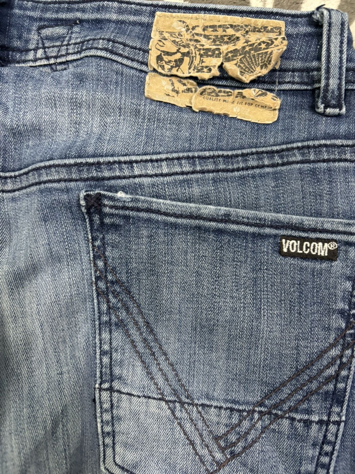 Volcom Vintage Volcom Small Logo Embroidered Regular Straight Jeans Size US 32 / EU 48 - 11 Thumbnail