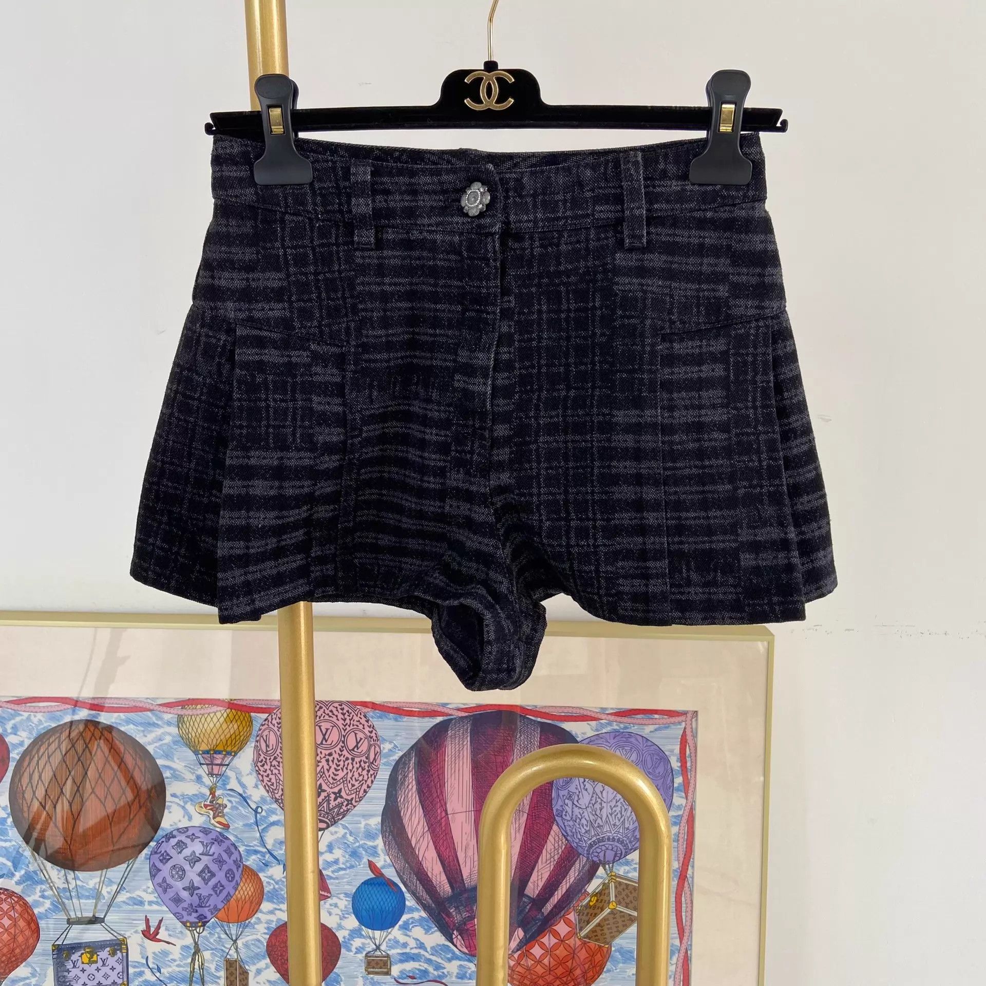 Chanel Chanel Dark Gray Glass Button Denim Shorts 34 Size 25" / US 0 / IT 36 - 2 Thumbnail