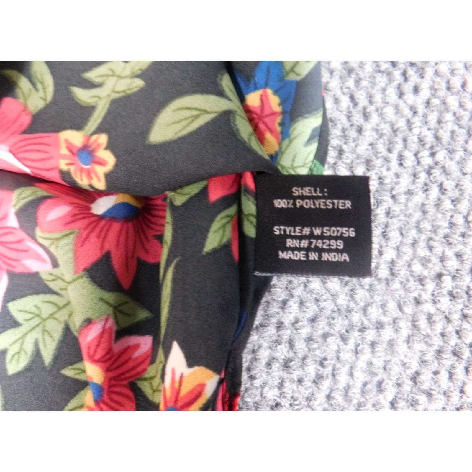 Vintage Walter Baker Womens Button-Up Blouse XS Black Floral Long Sleeve Crew Neck Pullover Down Polyester Casual Regular Style Basic 90s Theme Classic Size XS / US 0-2 / IT 36-38 - 7 Thumbnail