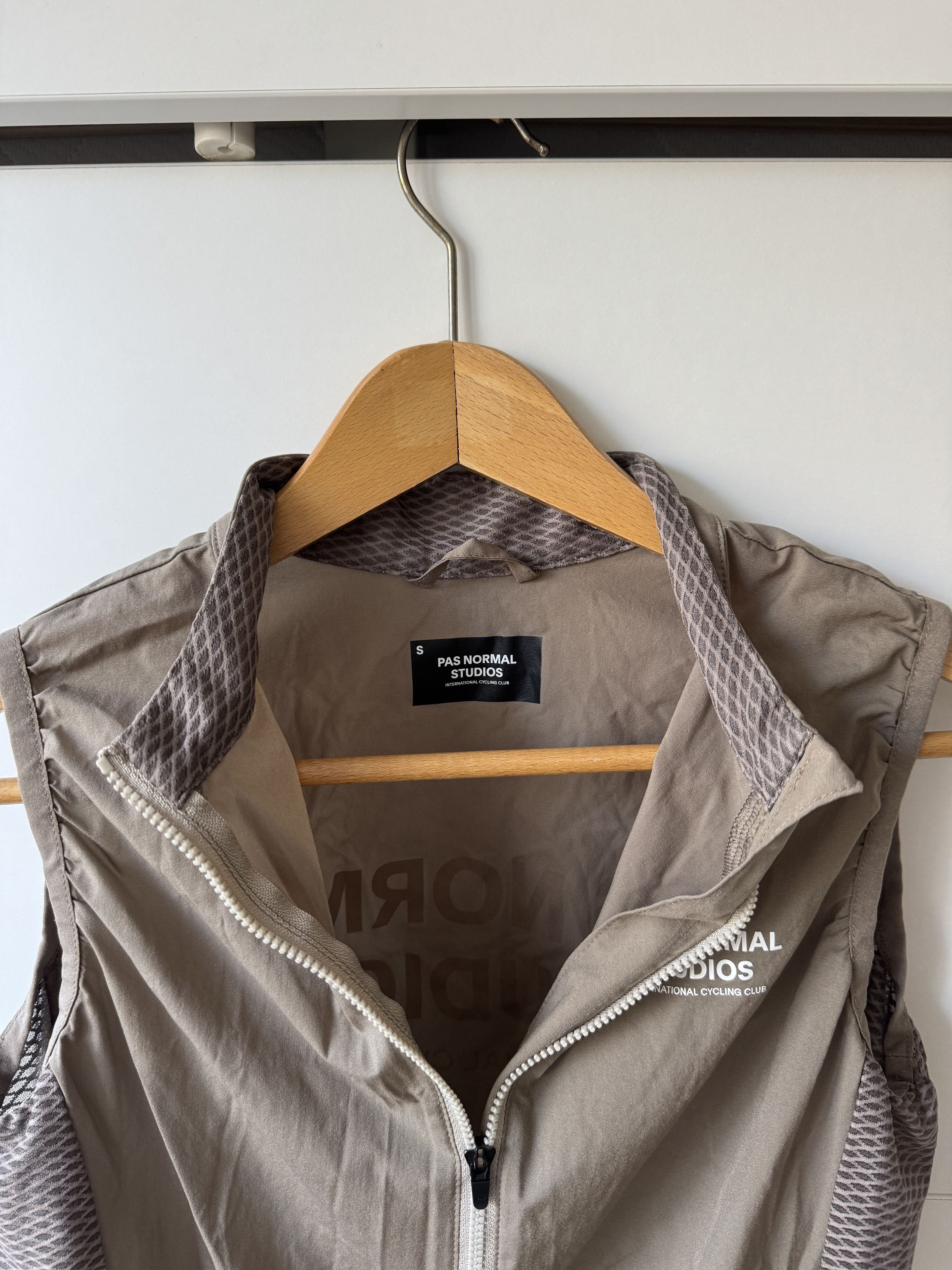 Pas Normal Studios [S] Mechanism Stow Away Gilet in Beige Size US S / EU 44-46 / 1 - 3 Thumbnail