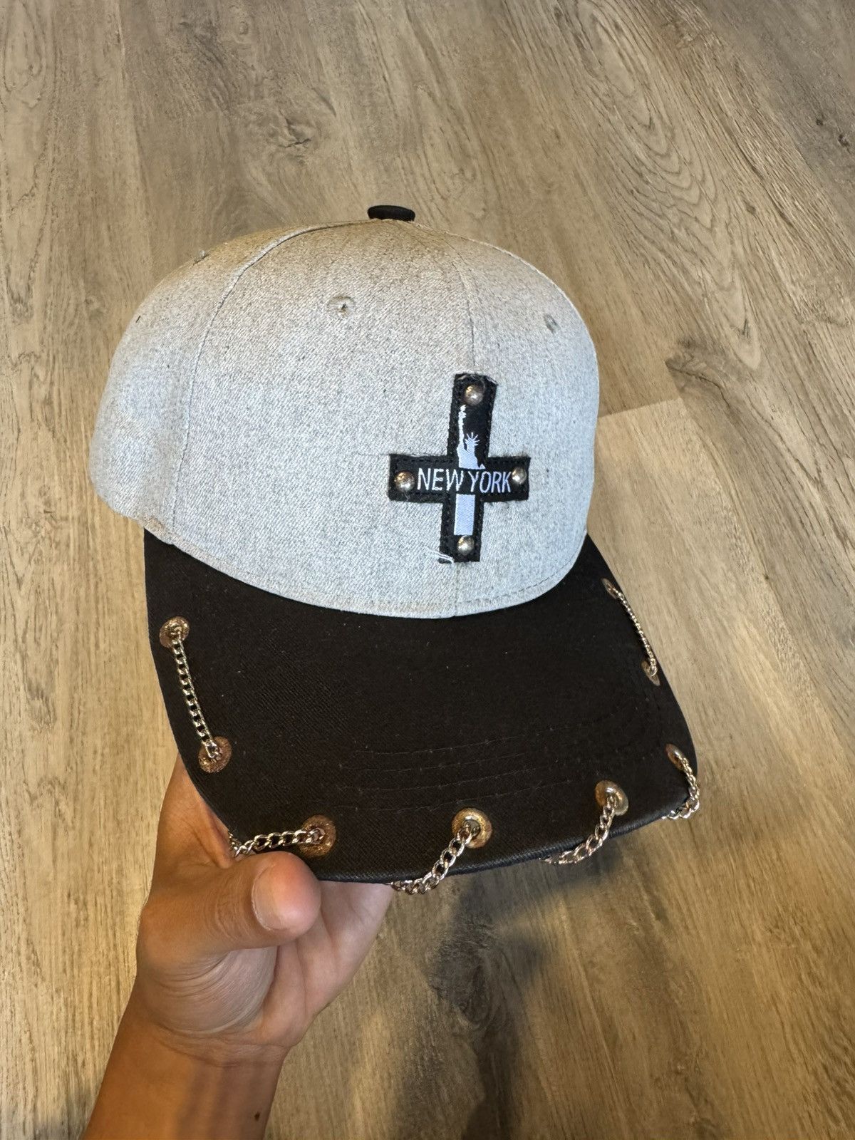 Japanese Brand DISTRESSED STUDDED NEW YORK CHAIN MOTIF HAT Size ONE SIZE - 2 Thumbnail