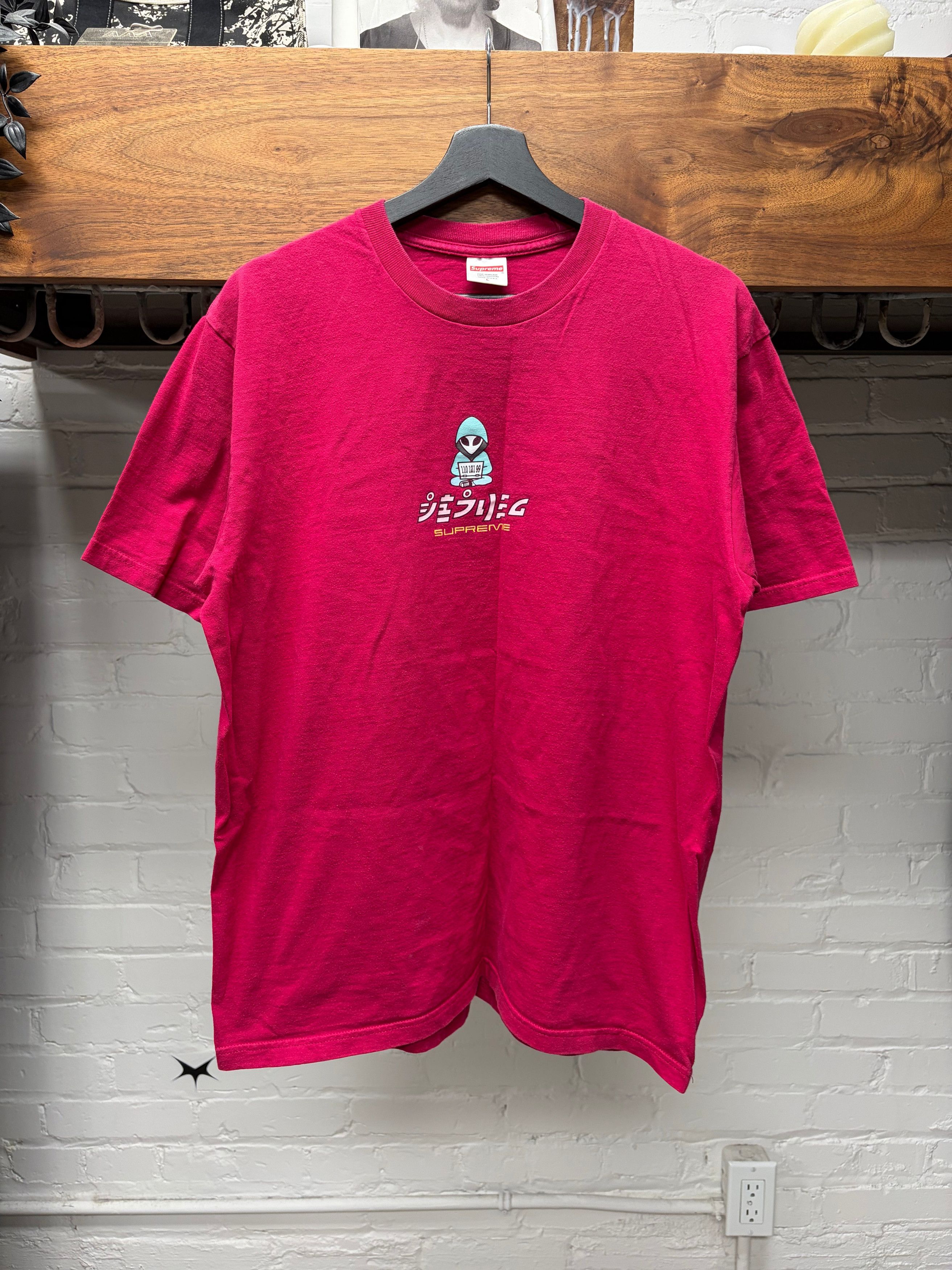 Supreme SS2022 Supreme ‘Alien’ Magenta Graphic T-Shirt Size US L / EU 52-54 / 3 - 1 Thumbnail