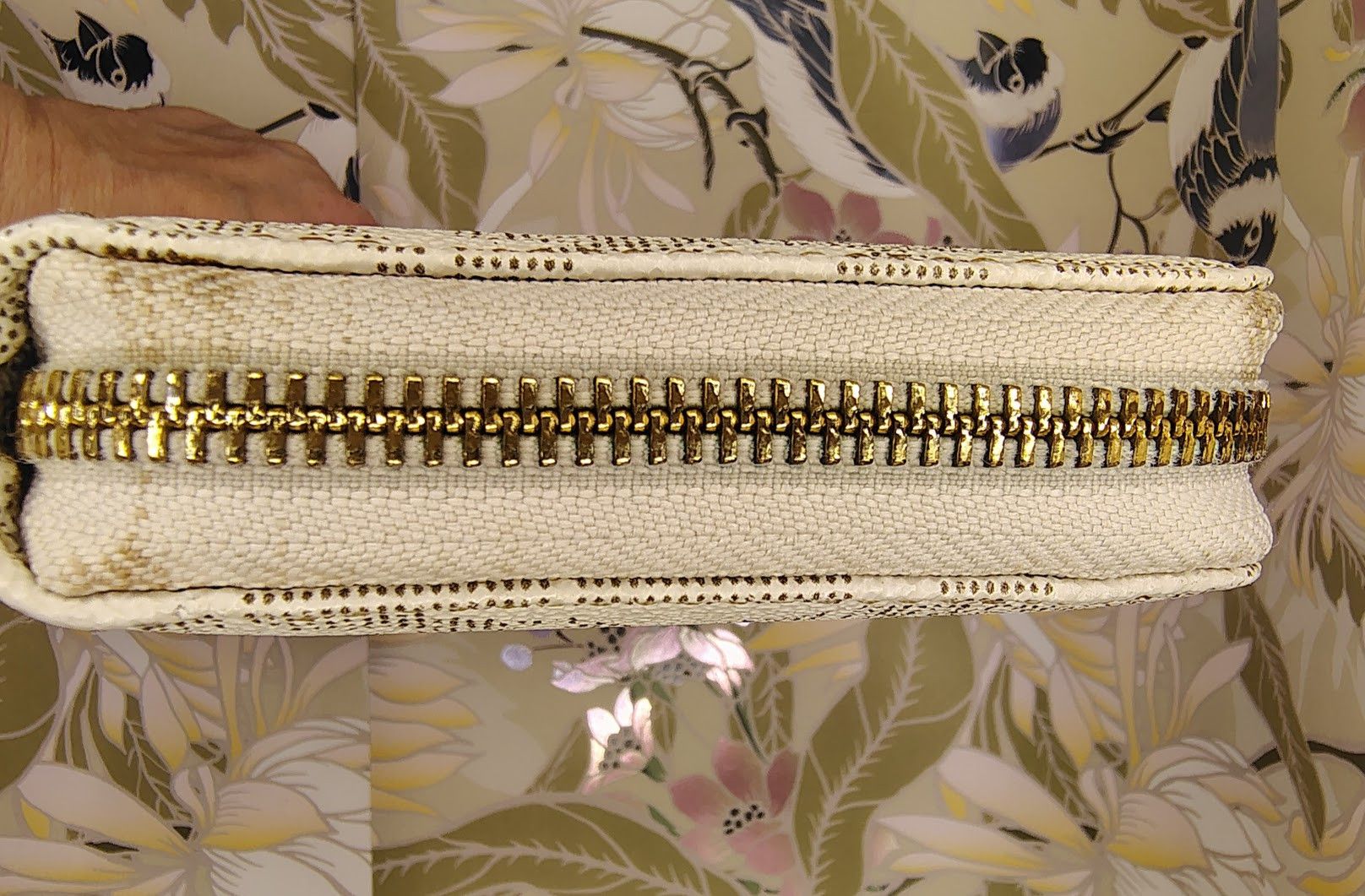 Michael Kors Michael Kors Wallet in the vanilla signature-print canvas. Size ONE SIZE - 4 Thumbnail