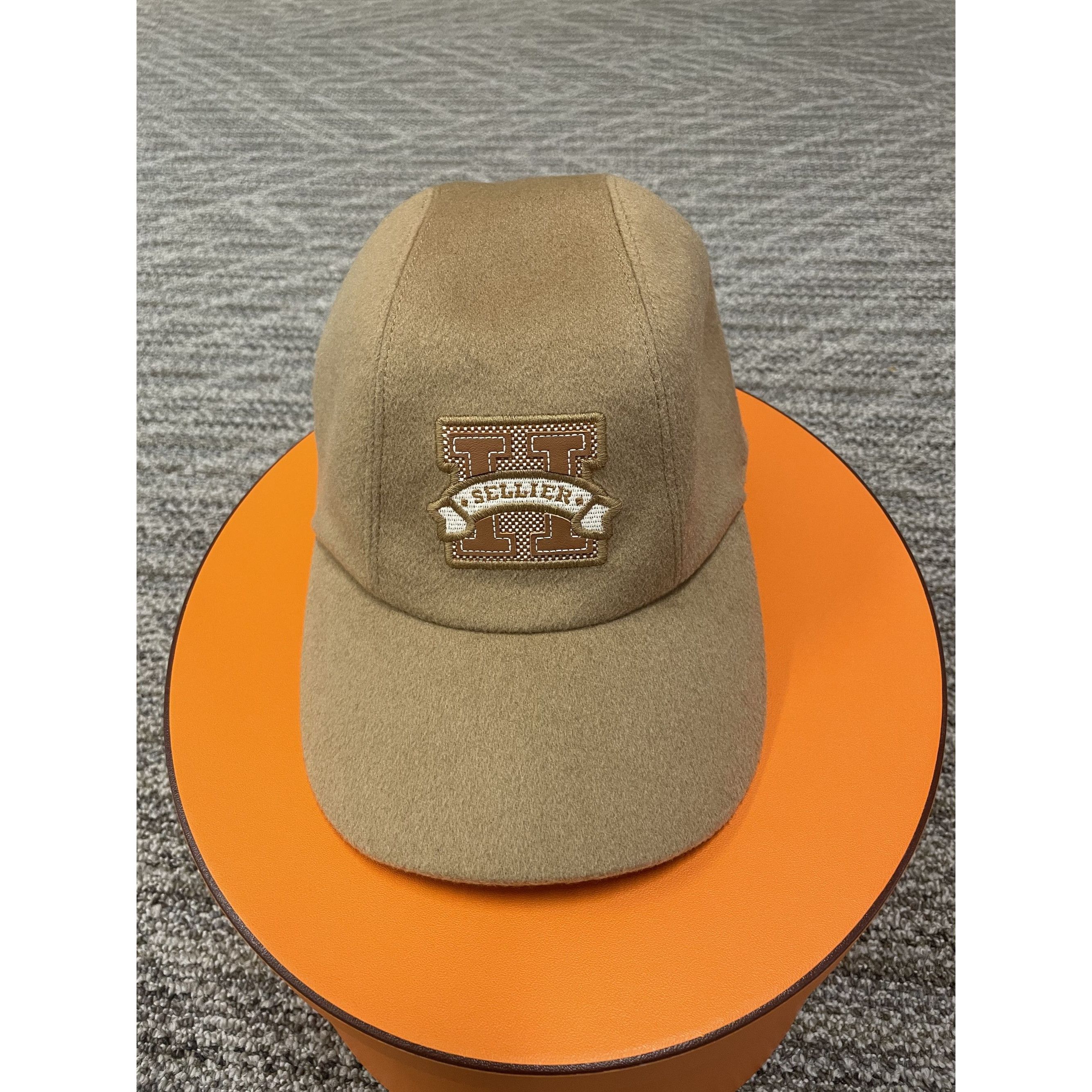 Hermes Hermes Beige Wool & Silk Adjustable Cap With Embroidered Log Size ONE SIZE - 1 Thumbnail