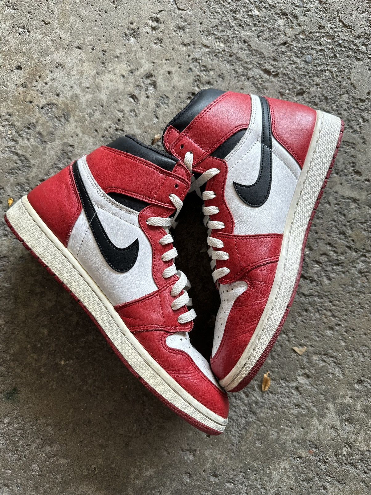 Jordan Brand Nike Air Jordan 1 Retro OG Chicago 2015 size 10.5 Size US 10.5 / EU 43-44 - 2 Thumbnail