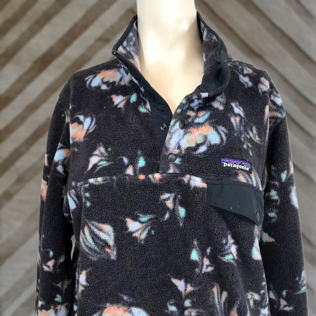 Patagonia Patagonia Fleece Pullover Floral Print Women's M Sweatshirt Long Sleeve 1/2 Zip Snap Pockets Charcoal Black Logo Patch Hanley Neck Size M / US 6-8 / IT 42-44 - 1 Thumbnail