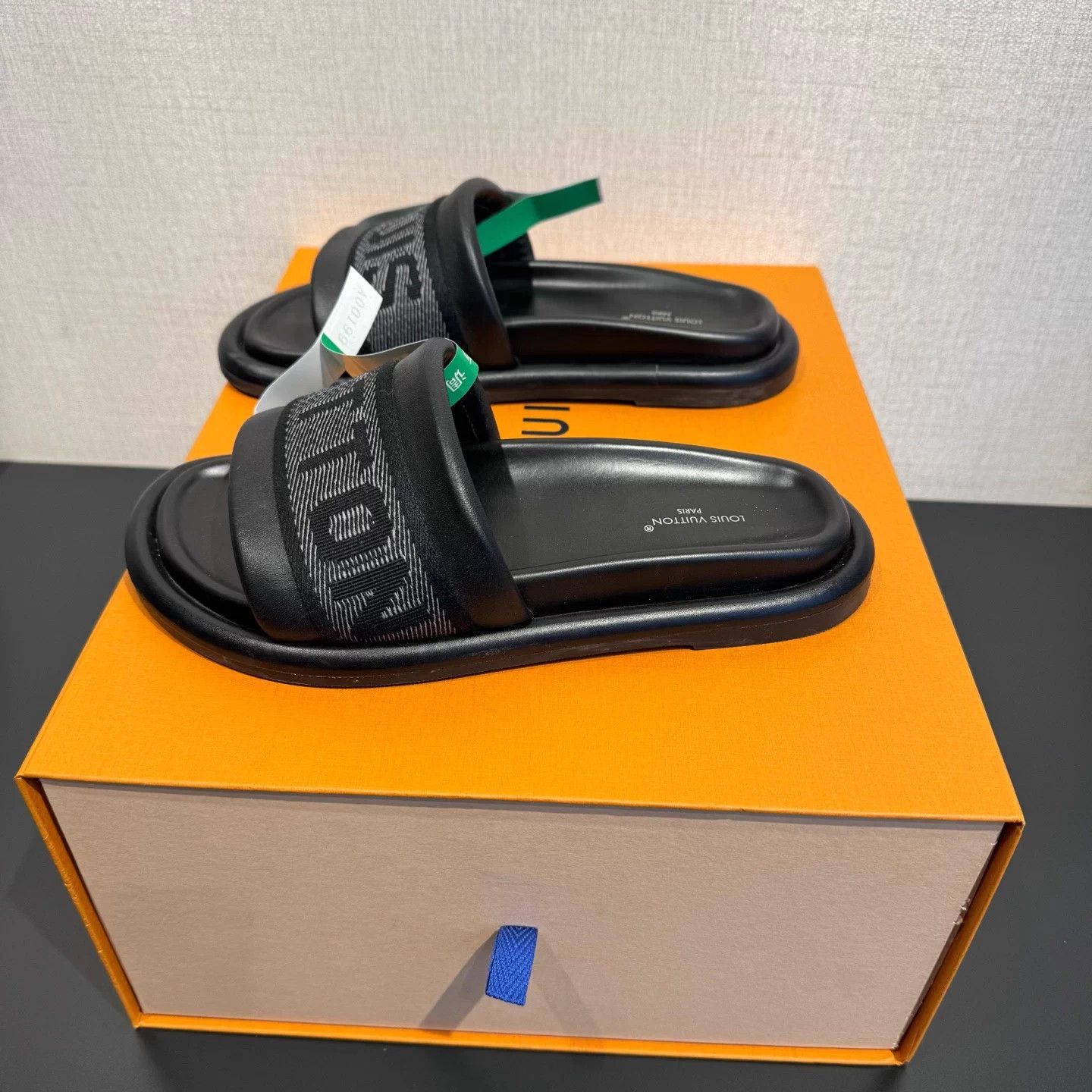 Louis Vuitton LV Bliss 24ss 1-strap Embroidered Slide Black 35 Size US 4 / IT 34 - 4 Thumbnail