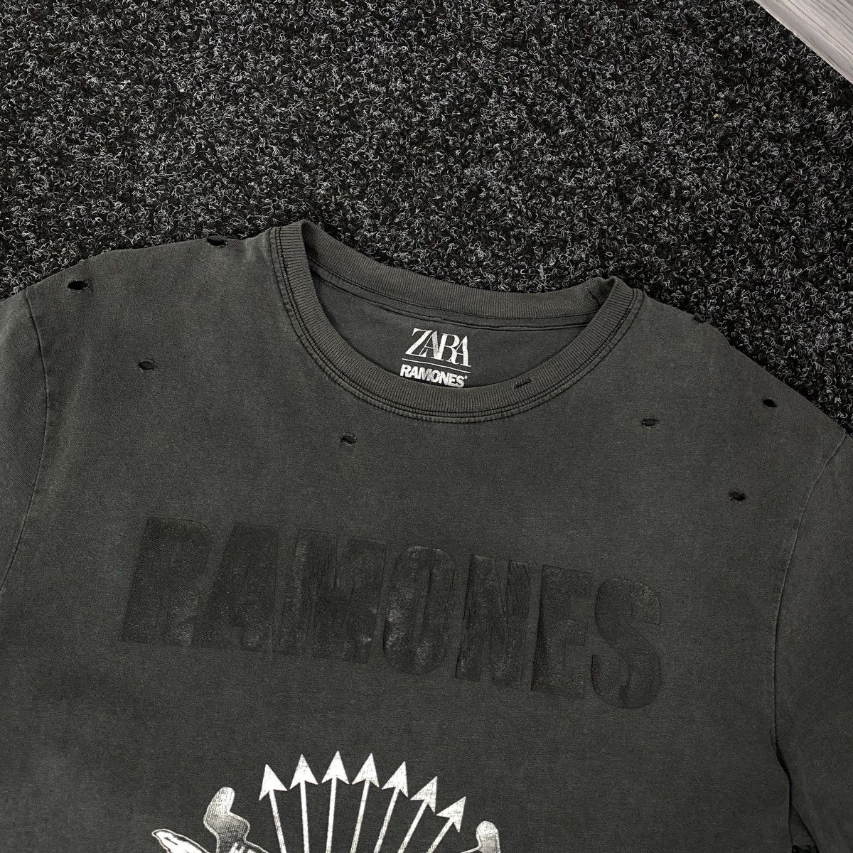 Band Tees RAMONES VINTAGE DISTRESSED T-SHIRT Y2K Size US M / EU 48-50 / 2 - 3 Thumbnail