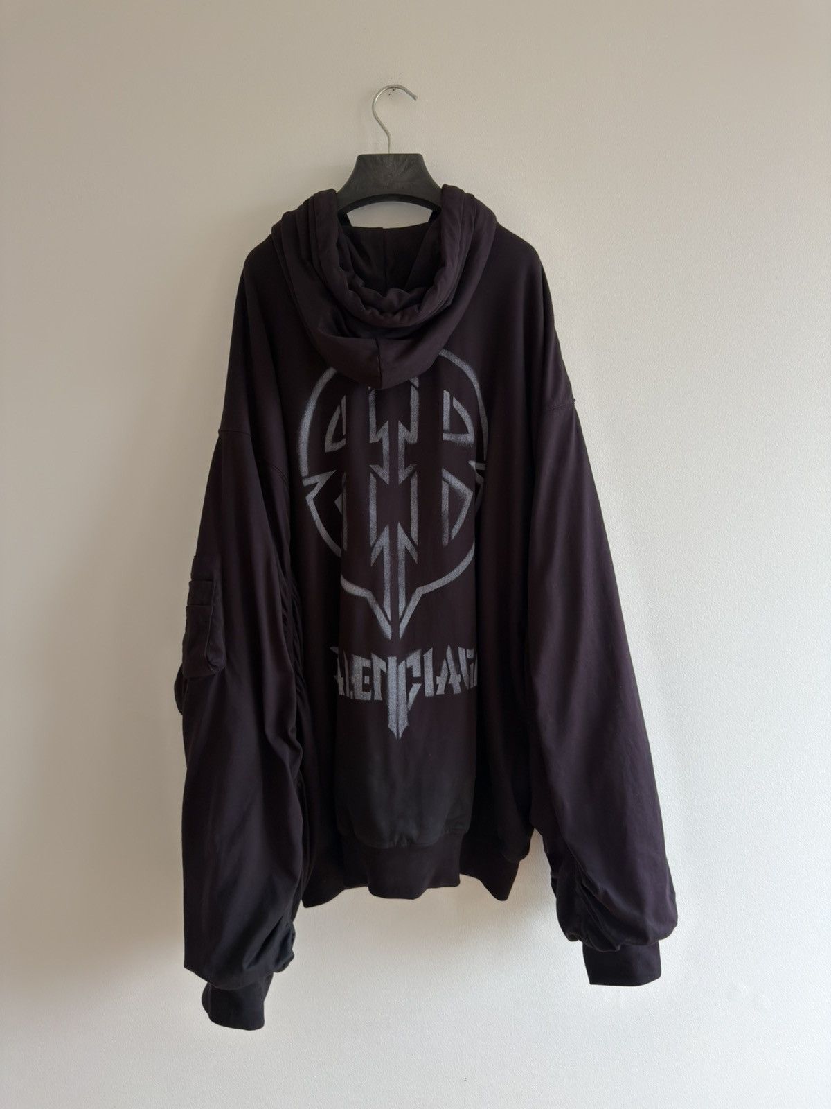 Balenciaga BALENCIAGA DEMNA METAL BB STENCIL HOOD JACKET SWEATER Size US S / EU 44-46 / 1 - 1 Thumbnail