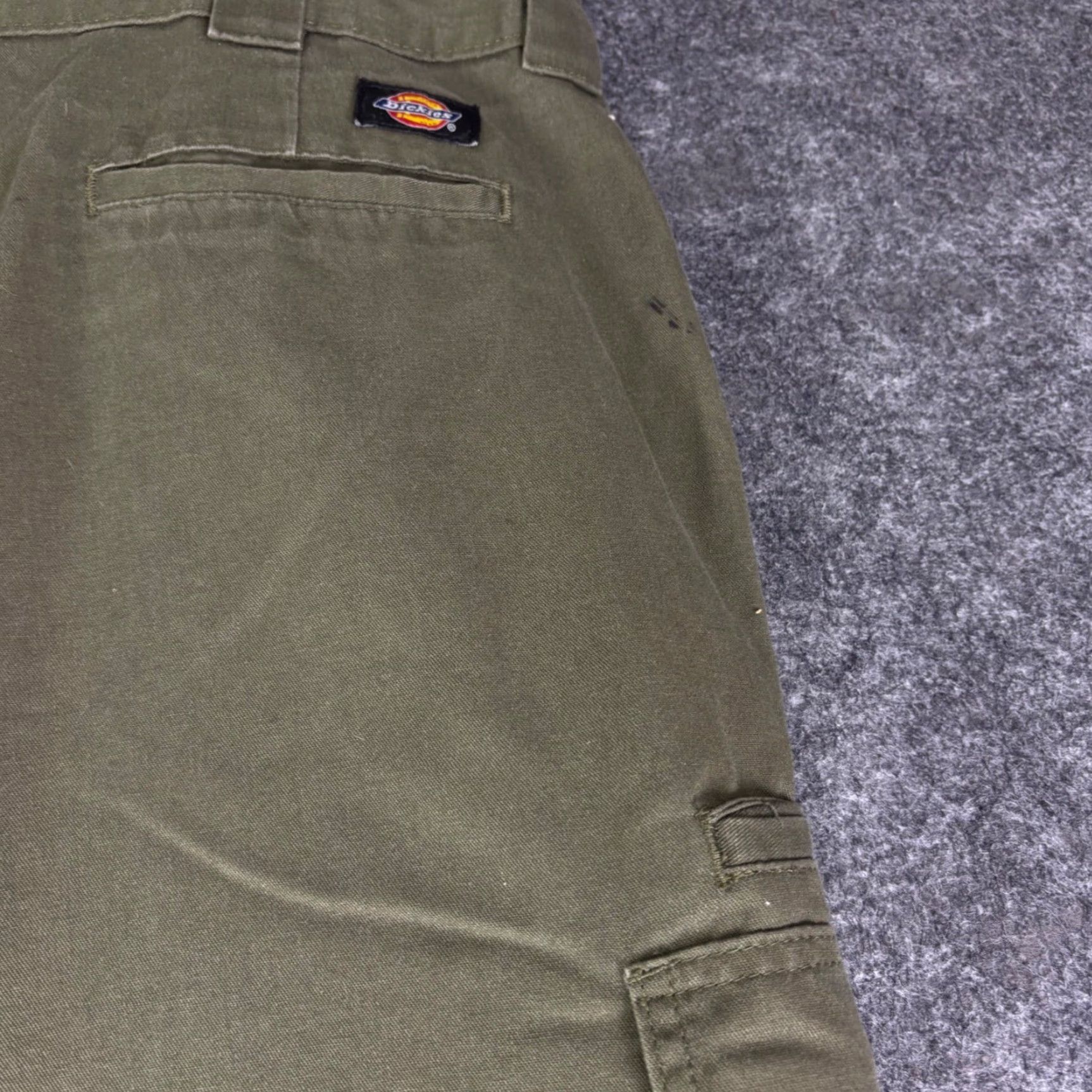 Dickies Dickies Cargo Shorts Olive Green Relaxed Fit Workwear Twill Size 35 Men Casual Shorts Cargo Pocket 80s Style Size US 35 - 8 Thumbnail