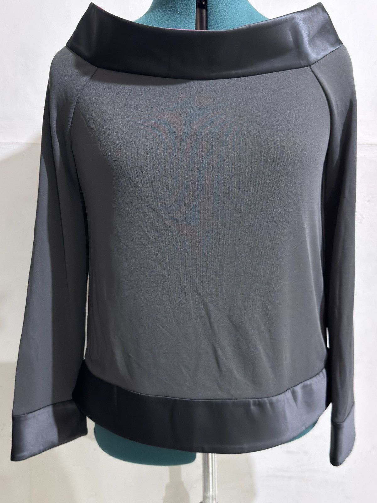 Giorgio Armani GIORGIO ARMANI BOAT NECKLINE BLOUSE Size S / US 4 / IT 40 - 1 Thumbnail