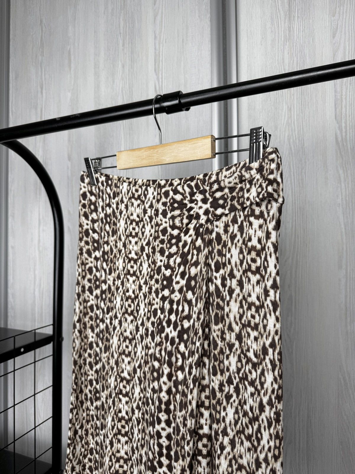 Weekend Max Mara Weekend Max Mara animal snake pattern knee length skirt sz S Size 27" / US 4 / IT 40 - 5 Thumbnail