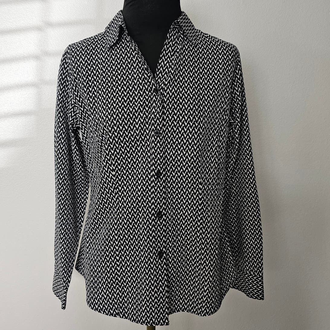 Chicos Chico's No-Iron Zig-Zag Button Front Blouse Shirt Top 0 S 4 Size S / US 4 / IT 40 - 1 Thumbnail