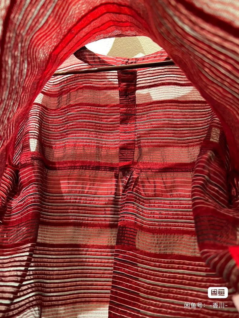 Issey Miyake Issey Miyake size:2 Deep brick red pleated top T-shirt Size XS / US 0-2 / IT 36-38 - 5 Thumbnail