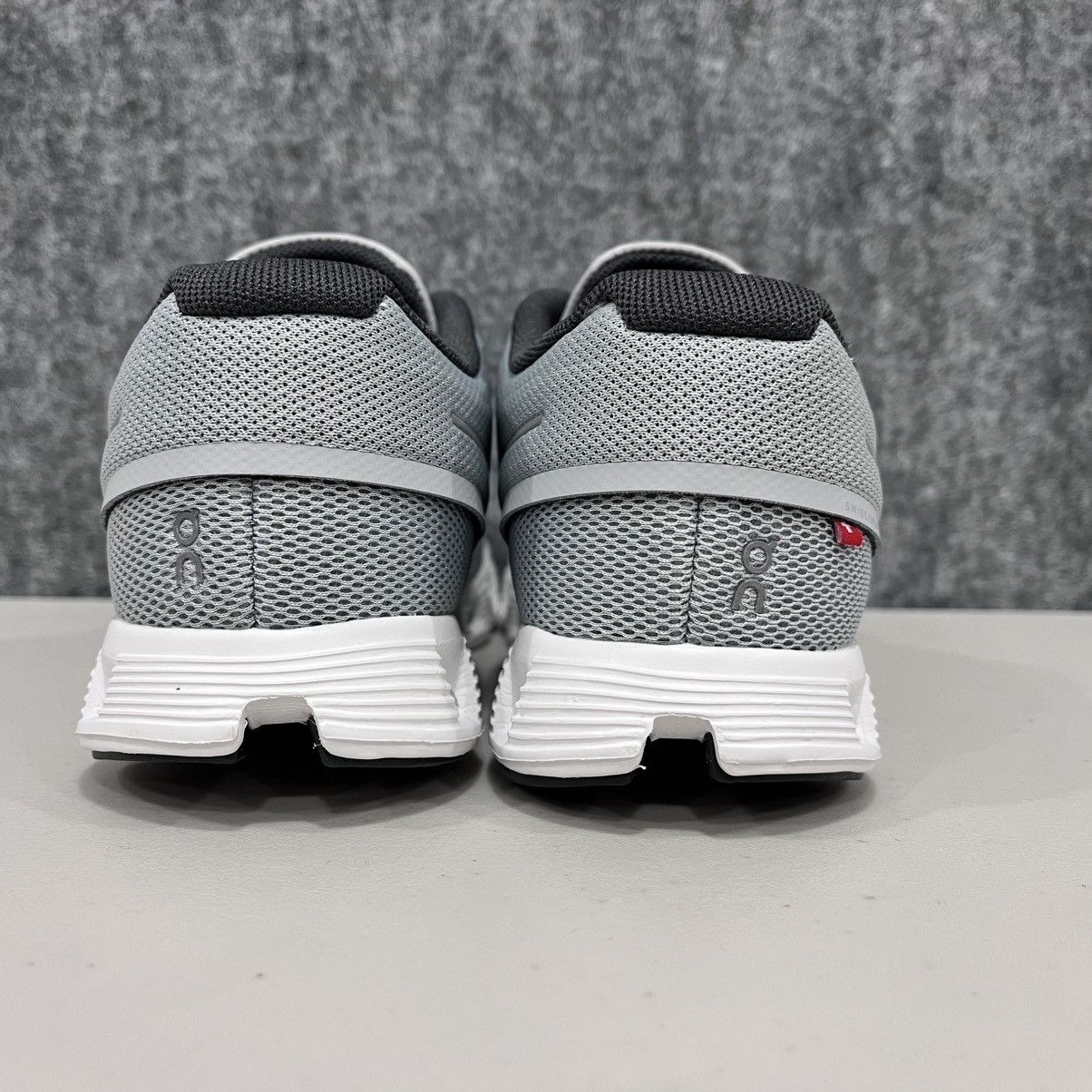 On On Cloud 5 Grey White Women Running Shoes size US 7 EU 38 Size US 7 / IT 37 - 7 Thumbnail