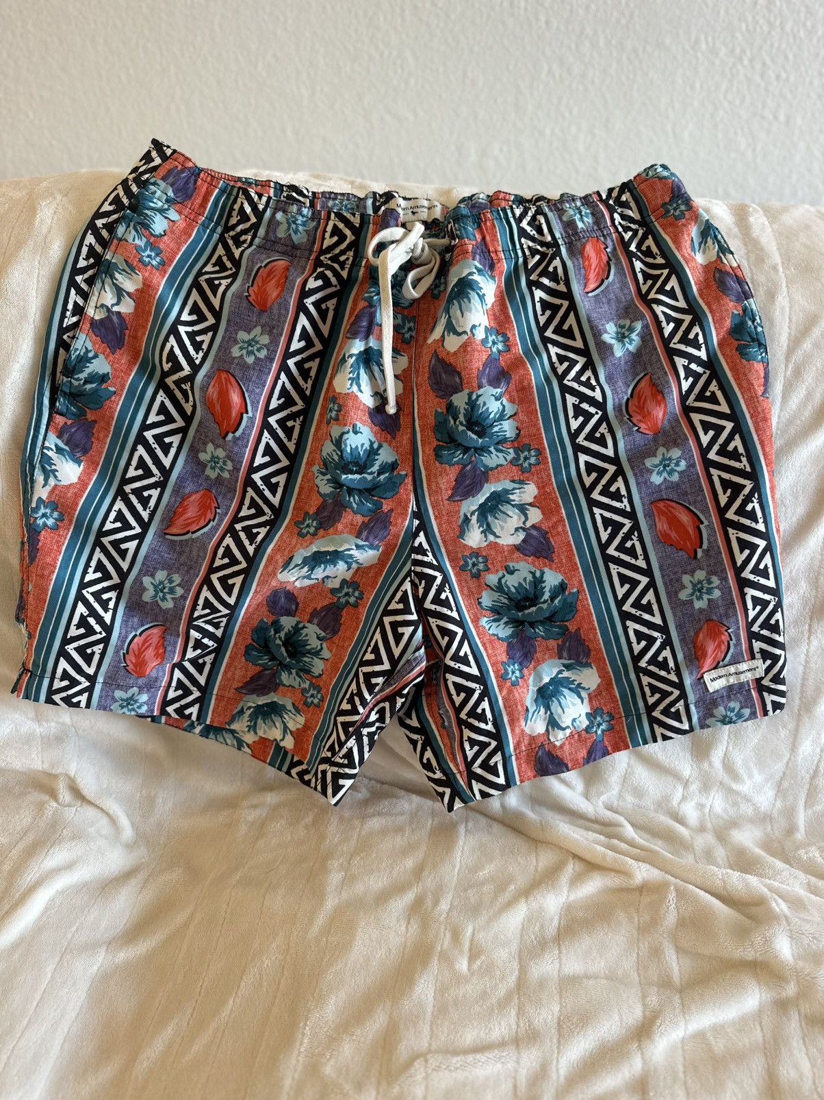 Urban Outfitters Urban Outfitters Colorful All Over Print Swimwear Shorts Size US 32 / EU 48 - 6 Thumbnail