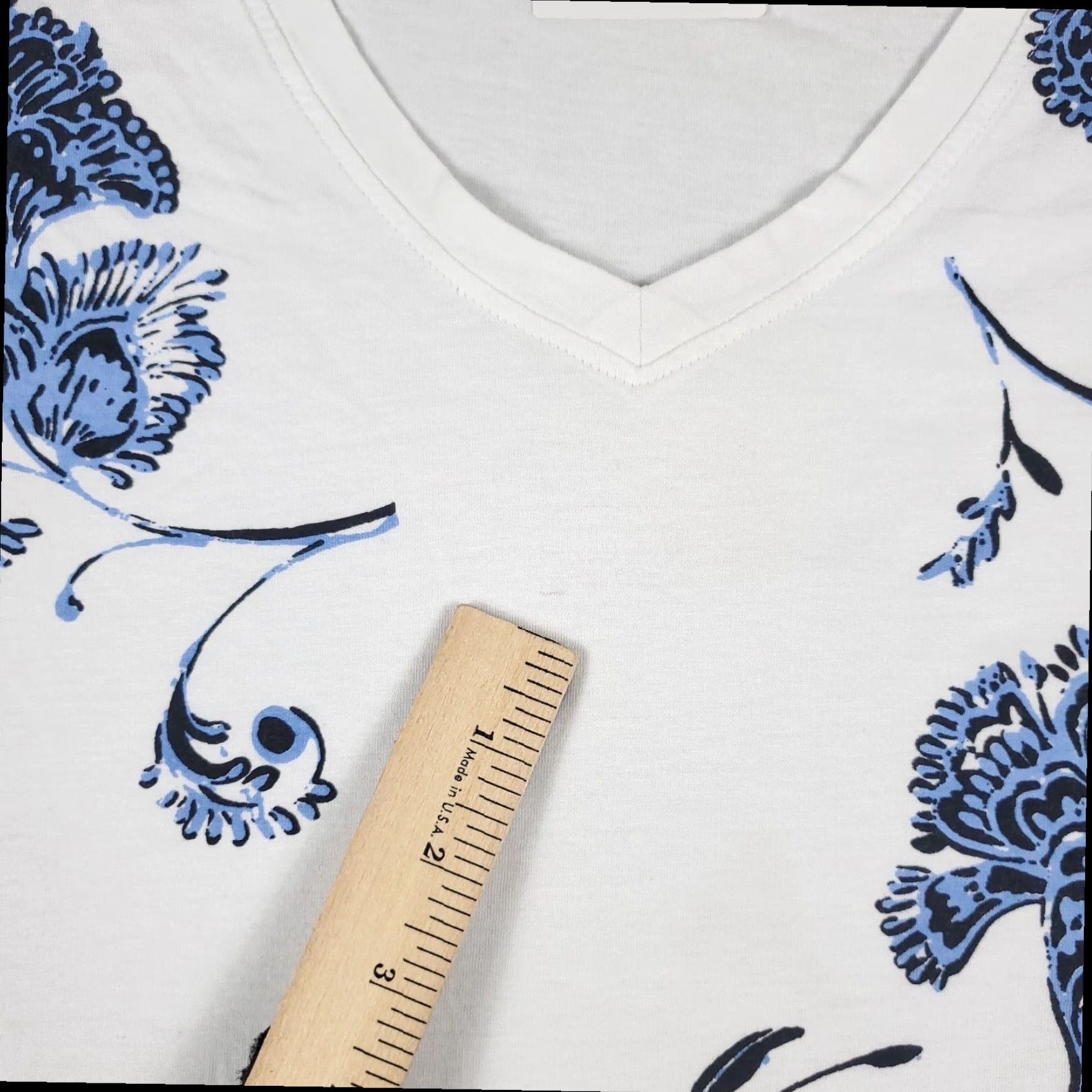 Tommy Hilfiger Tommy Hilfiger Floral T Shirt Womens Small White Blue Short Sleeve Crew Neck Size S / US 4 / IT 40 - 2 Thumbnail