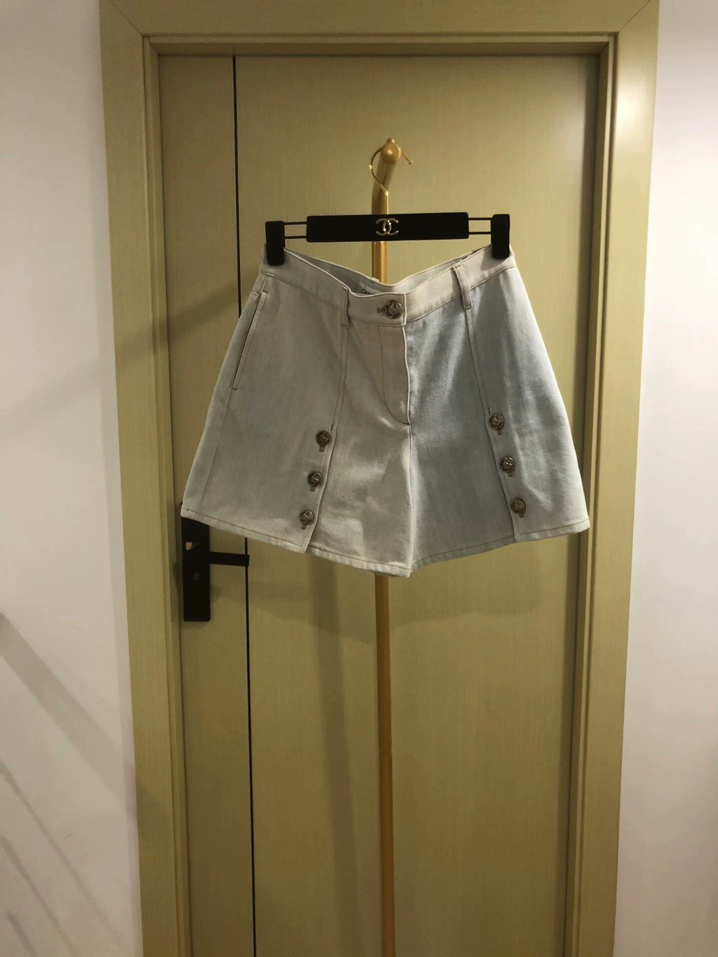 Chanel Chanel Denim Shorts with Horse Button Size 26" / US 2 / IT 38 - 1 Thumbnail