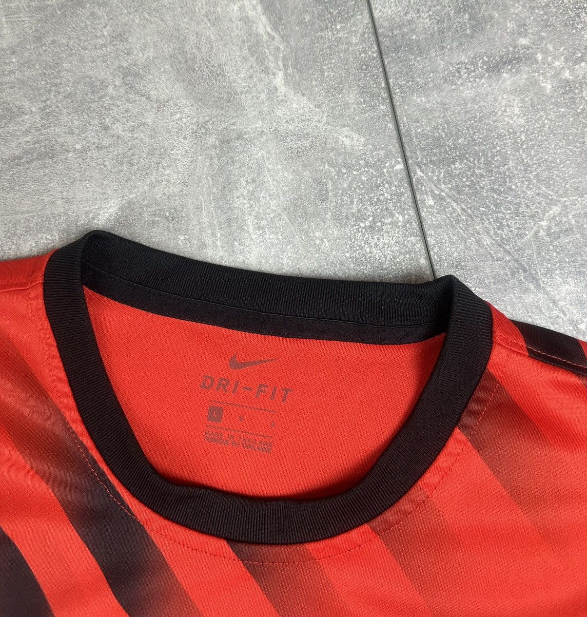 Nike Nike Atletico Madrid Pre Match 2019/20 Soccer Jersey Size US L / EU 52-54 / 3 - 5 Thumbnail