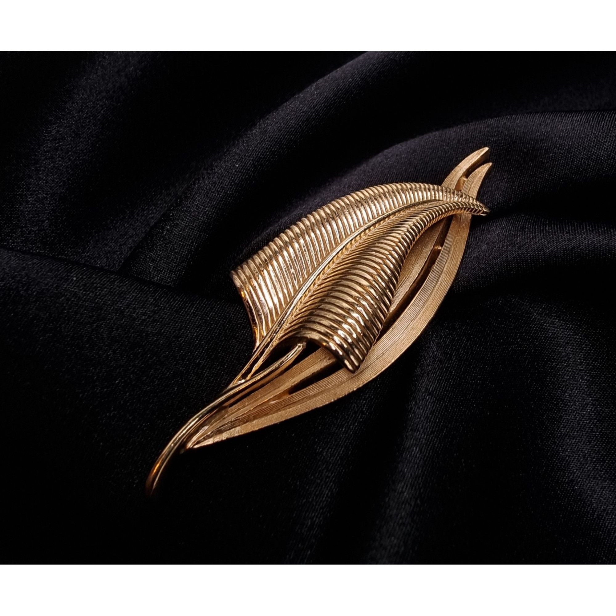 Vintage Vintage TRIFARI Signed 1960s Gold-Tone Leaf Brooch Elegant T Size ONE SIZE - 3 Thumbnail