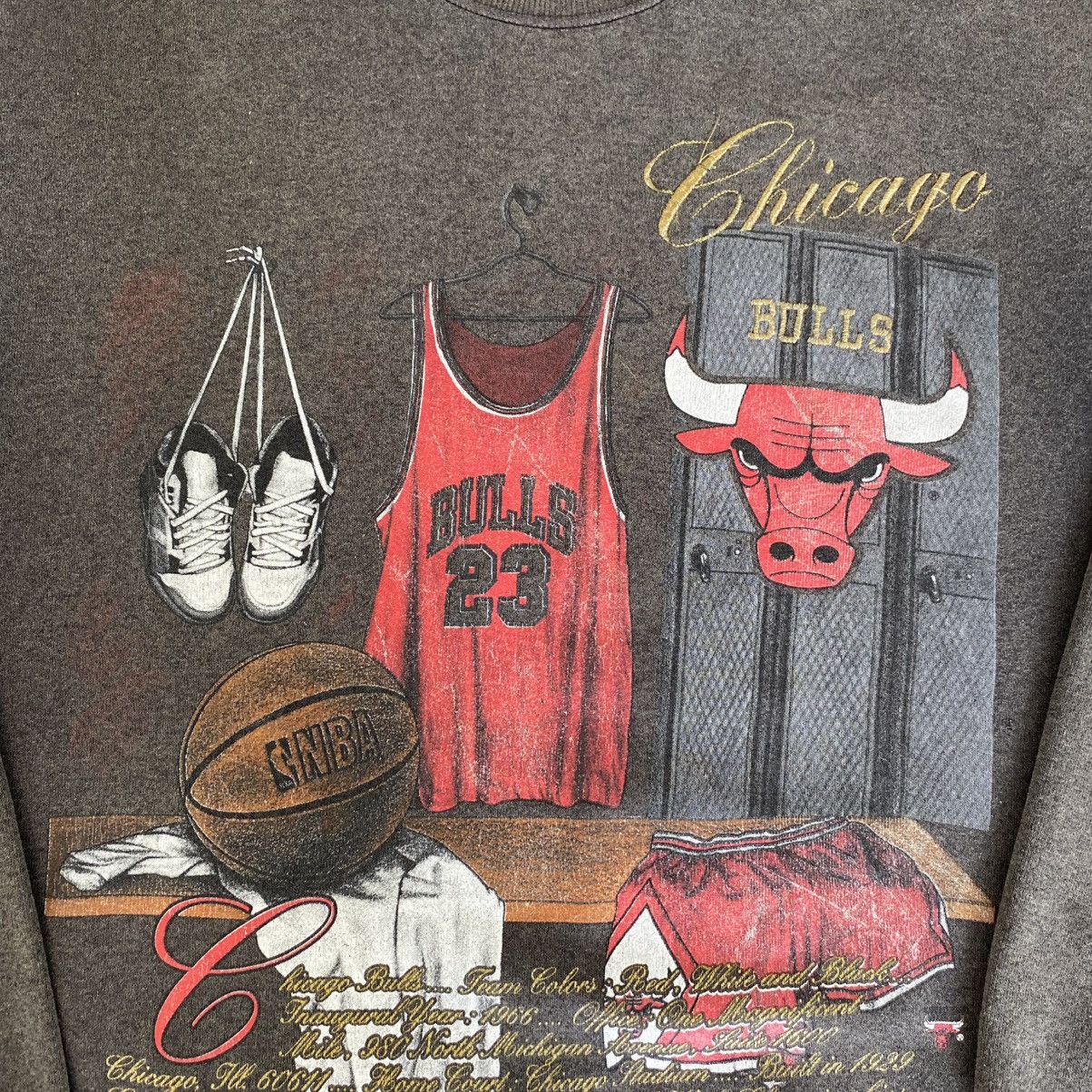 NBA VTG 90’s Chicago Bulls MJ Sun Faded Crewneck Sweatshirt Size US L / EU 52-54 / 3 - 6 Thumbnail