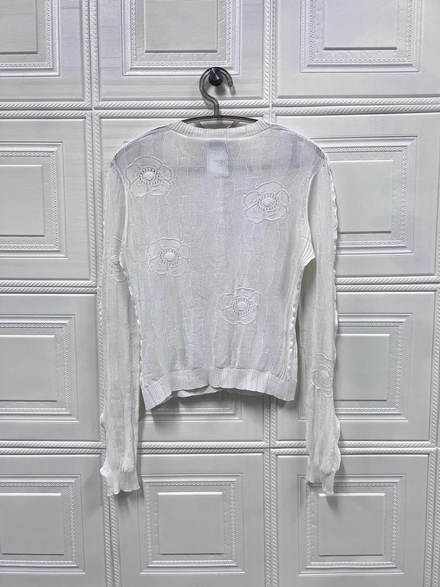 Chanel Chanel 23s Camellia Pearl Button White Knit Cardi 34 1x Worn Size XS / US 0-2 / IT 36-38 - 2 Thumbnail