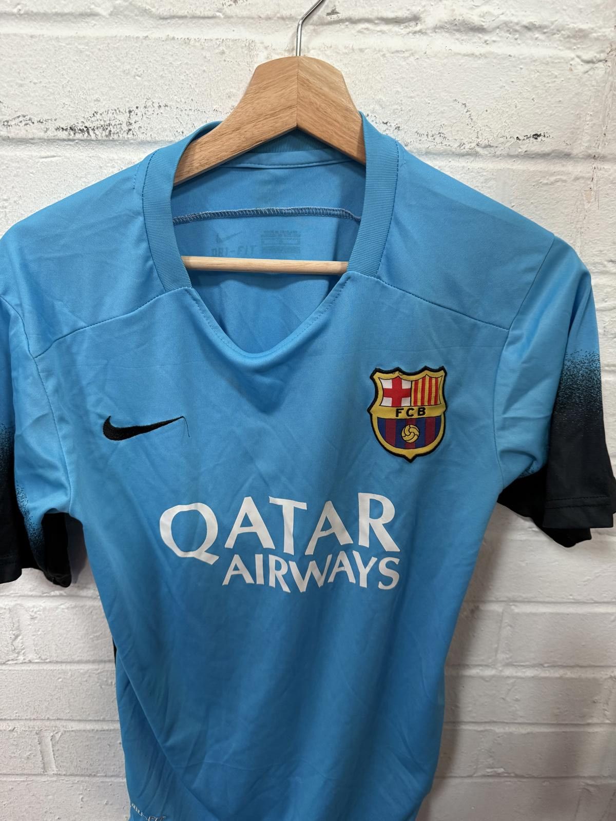 Nike Nike FC Barcelona Qatar Airways Soccer Jersey Size 44 Size US M / EU 48-50 / 2 - 2 Thumbnail