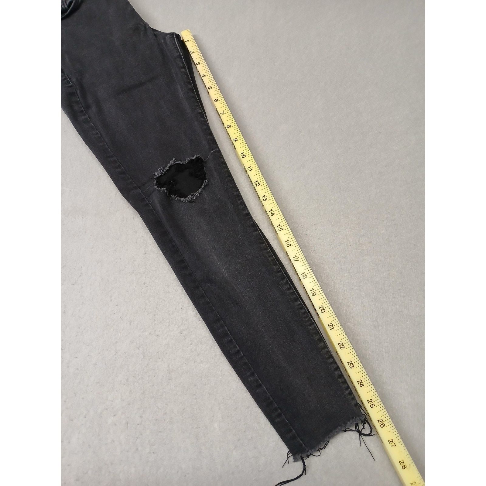 Old Navy Old Navy (4) Women's Black Rockstar Super Skinny Jeans Size 27" / US 4 / IT 40 - 5 Thumbnail