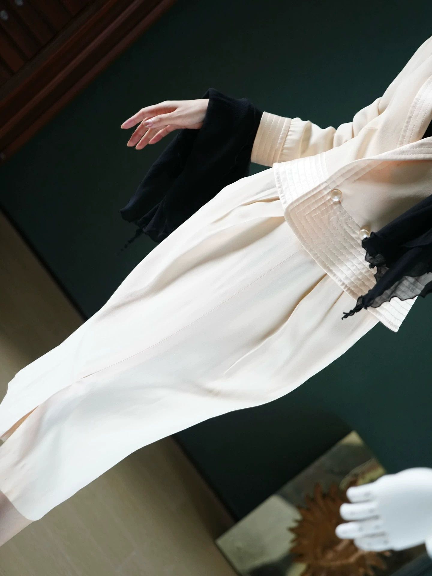 Louis Feraud LOUIS FERAUD Vintage Cream Pearl Button Skirt Suit FR38 Size S / US 4 / IT 40 - 9 Thumbnail