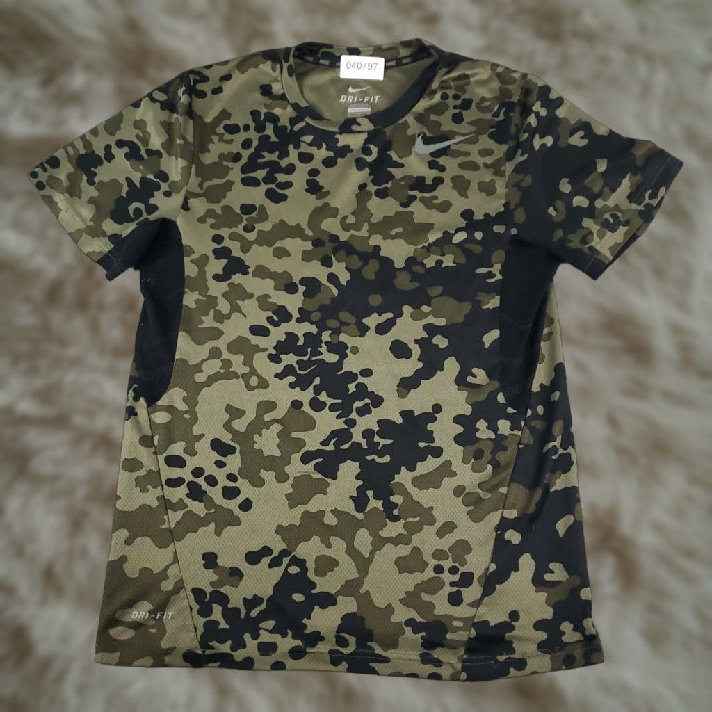Nike Nike T Shirt Mens Small Beige Black Camouflage Active Gym Short Sleeve Shirt Mens Camouflage Nike Size US S / EU 44-46 / 1 - 1 Thumbnail