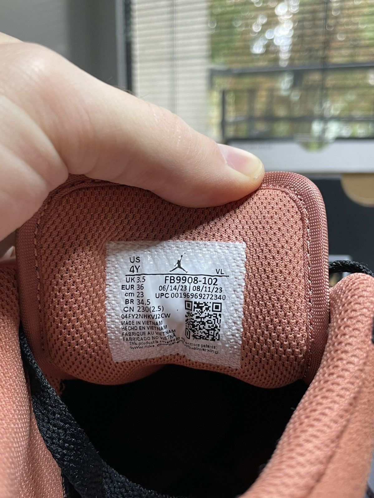 Nike AIR JORDAN 1 LOW SE (GS) Size US 5.5 / IT 35.5 - 9 Thumbnail