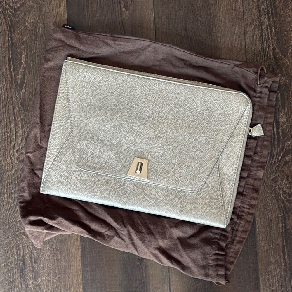 Akris Akris Silver Gray Clutch with Sleek Minimalist Design Size ONE SIZE - 1 Thumbnail