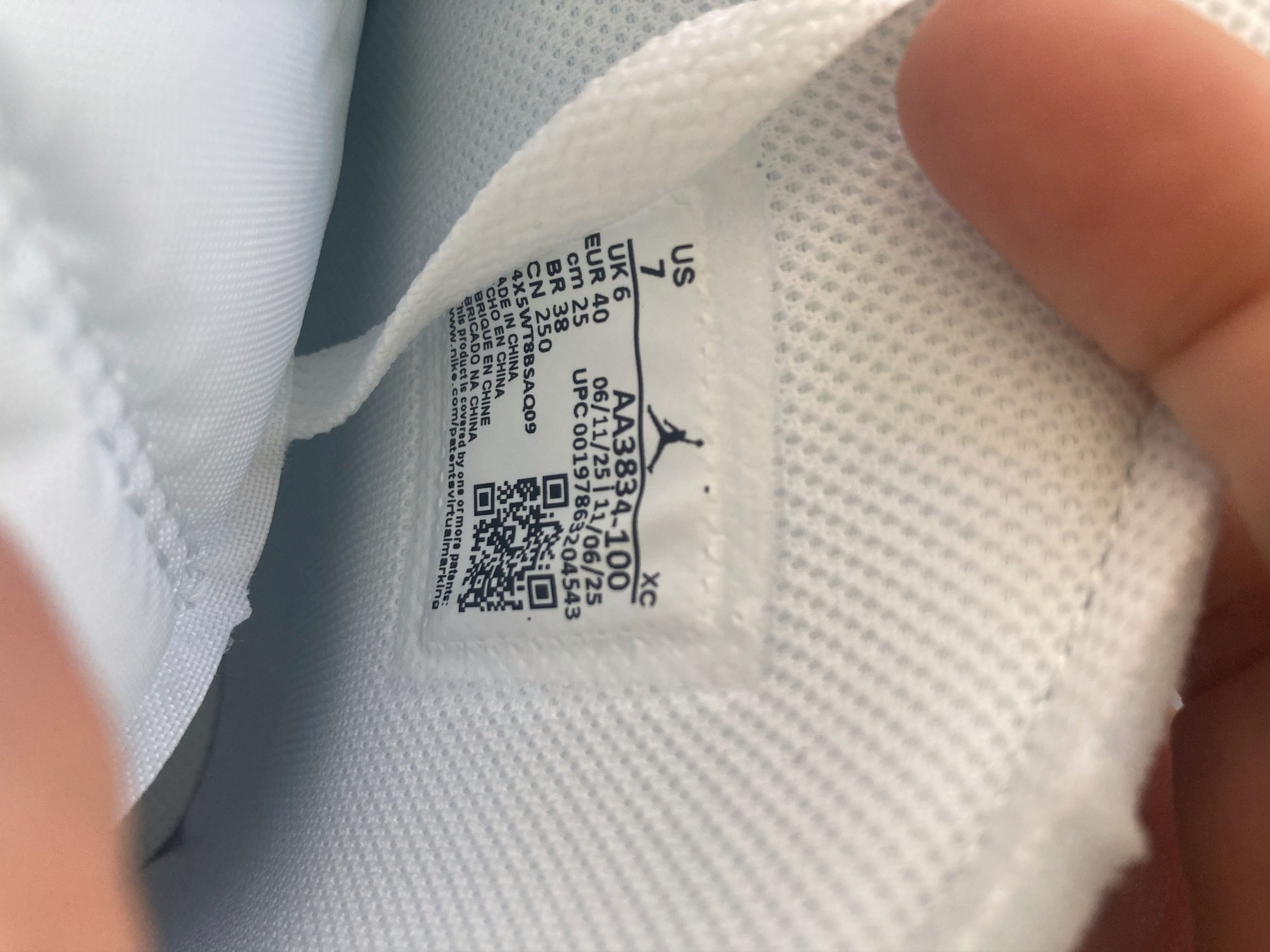 Jordan Brand × Off-White AIR JORDAN 1 HIGH OG X V.A.A. Size US 7 / EU 40 - 9 Thumbnail