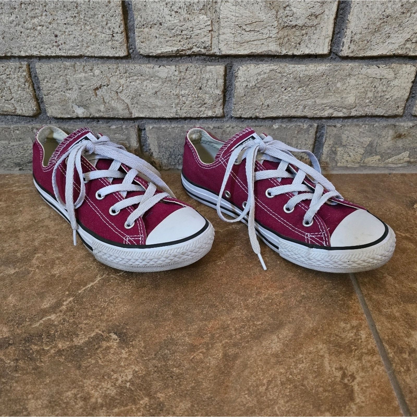 Converse Burgundy | CONVERSE | Classic Sneaks Size US 5 / EU 37 - 1 Thumbnail
