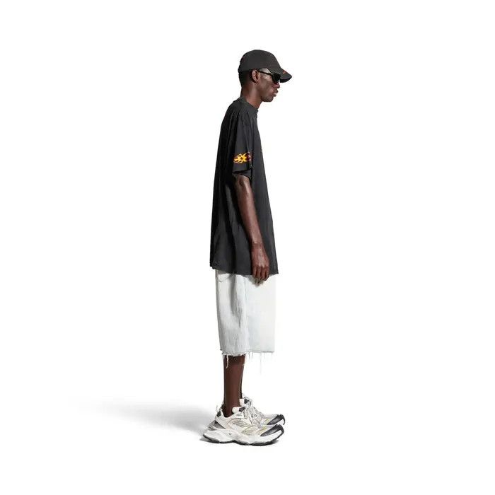 Balenciaga o1w1db10226 Burning Unity T-Shirt Oversized in Black Size US XXL / EU 58 / 5 - 3 Thumbnail