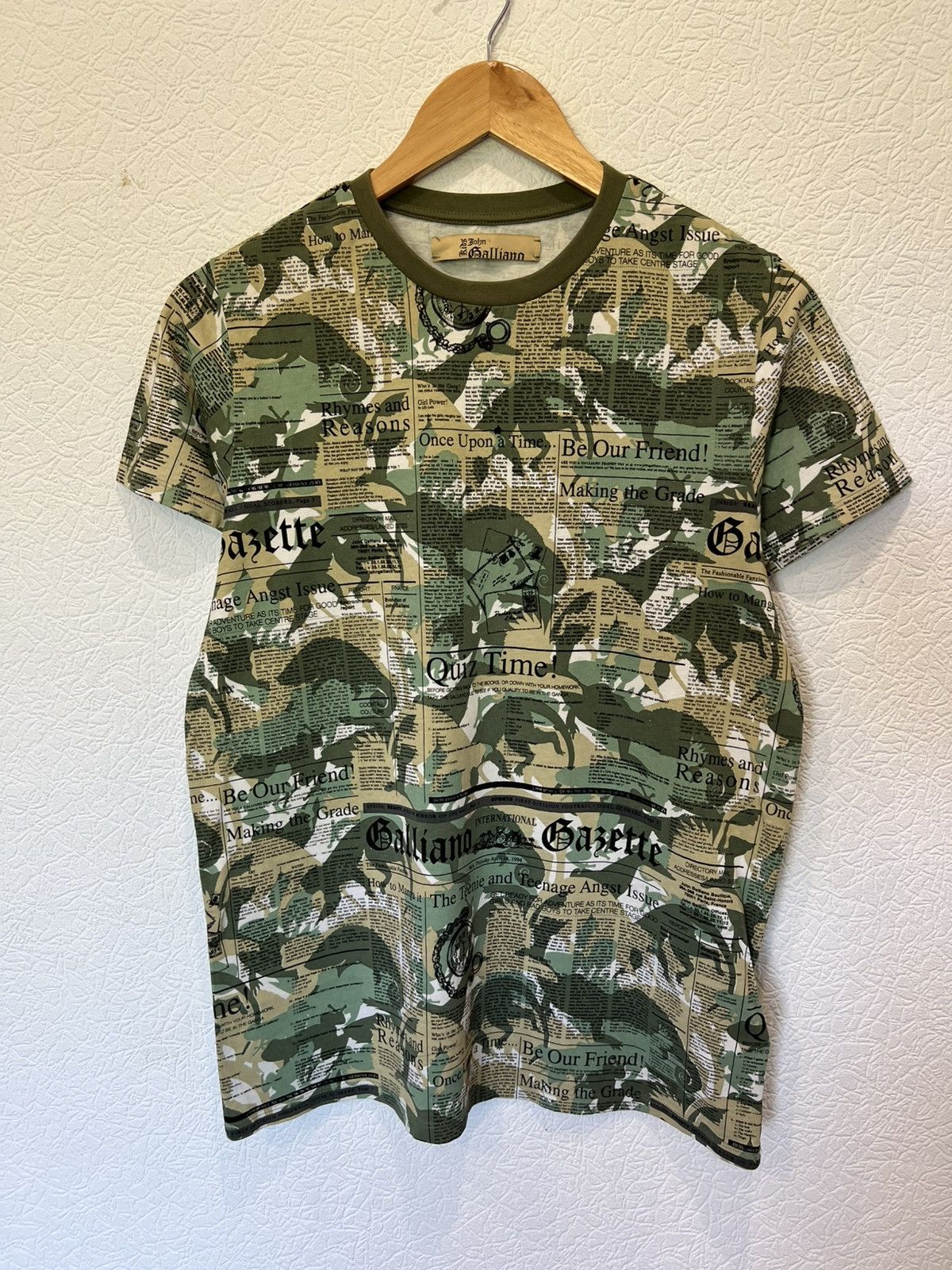 John Galliano Vintage John Galliano Overprint T Shirt Tee Green Beige Size L / US 10 / IT 46 - 1 Thumbnail