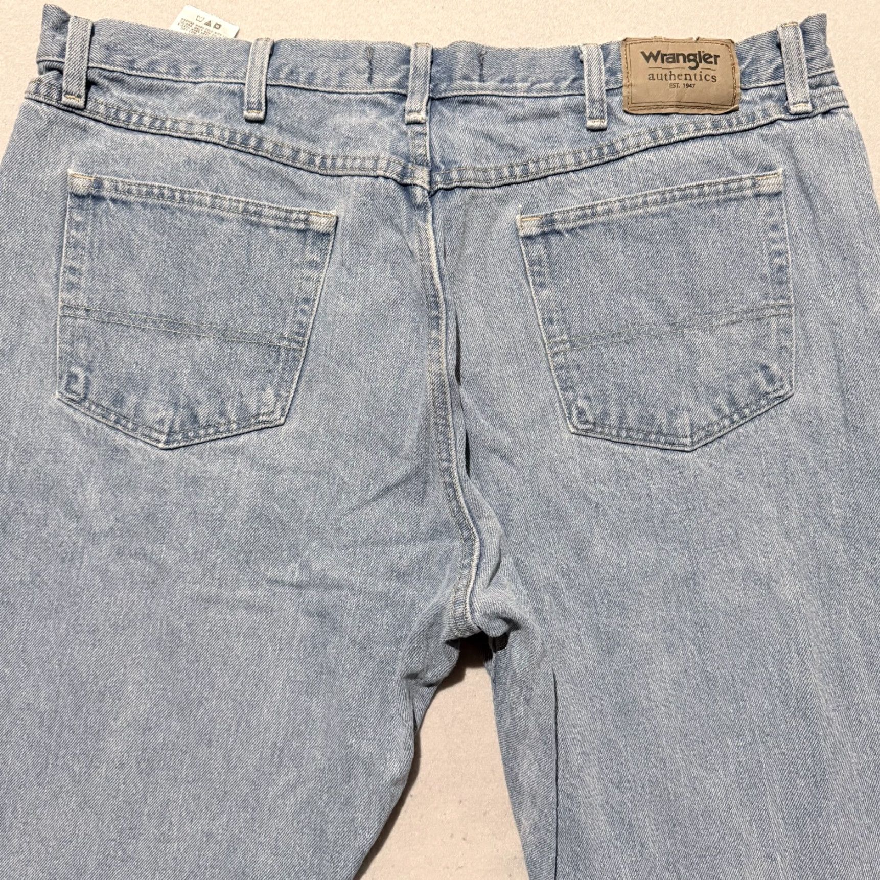 Wrangler Wrangler Jeans Men's Denim Light Wash Classic Straight Zip Fly 40x28 Size US 40 / EU 56 - 4 Thumbnail